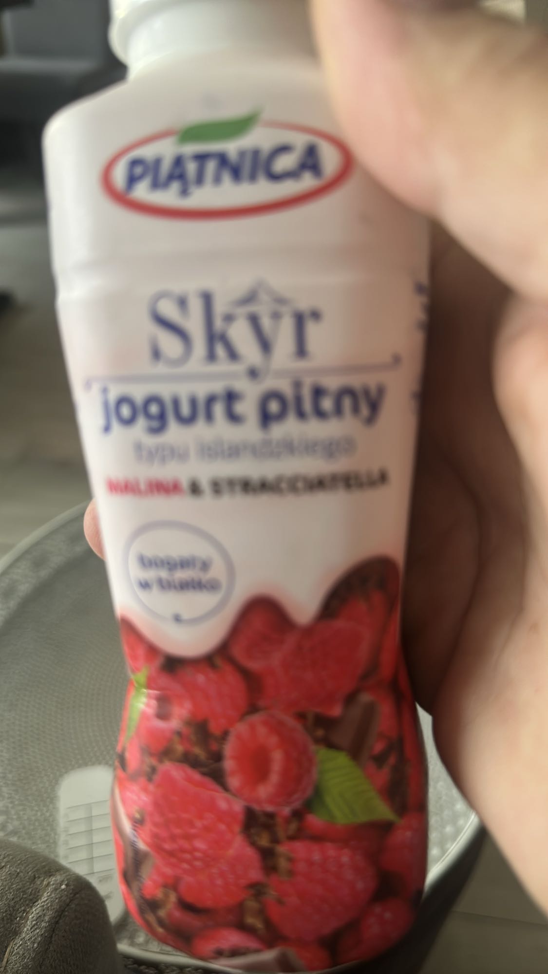 Skyr malinowy stracciatella