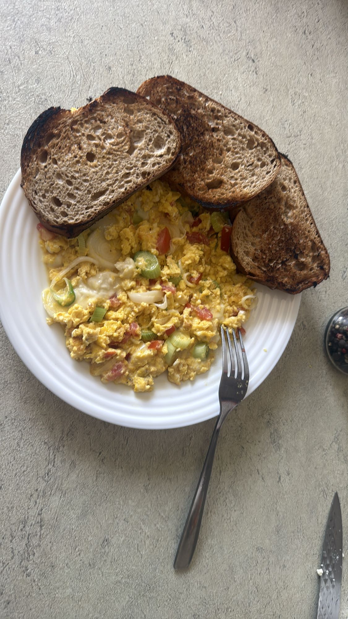 Omletă cu legume și pâine