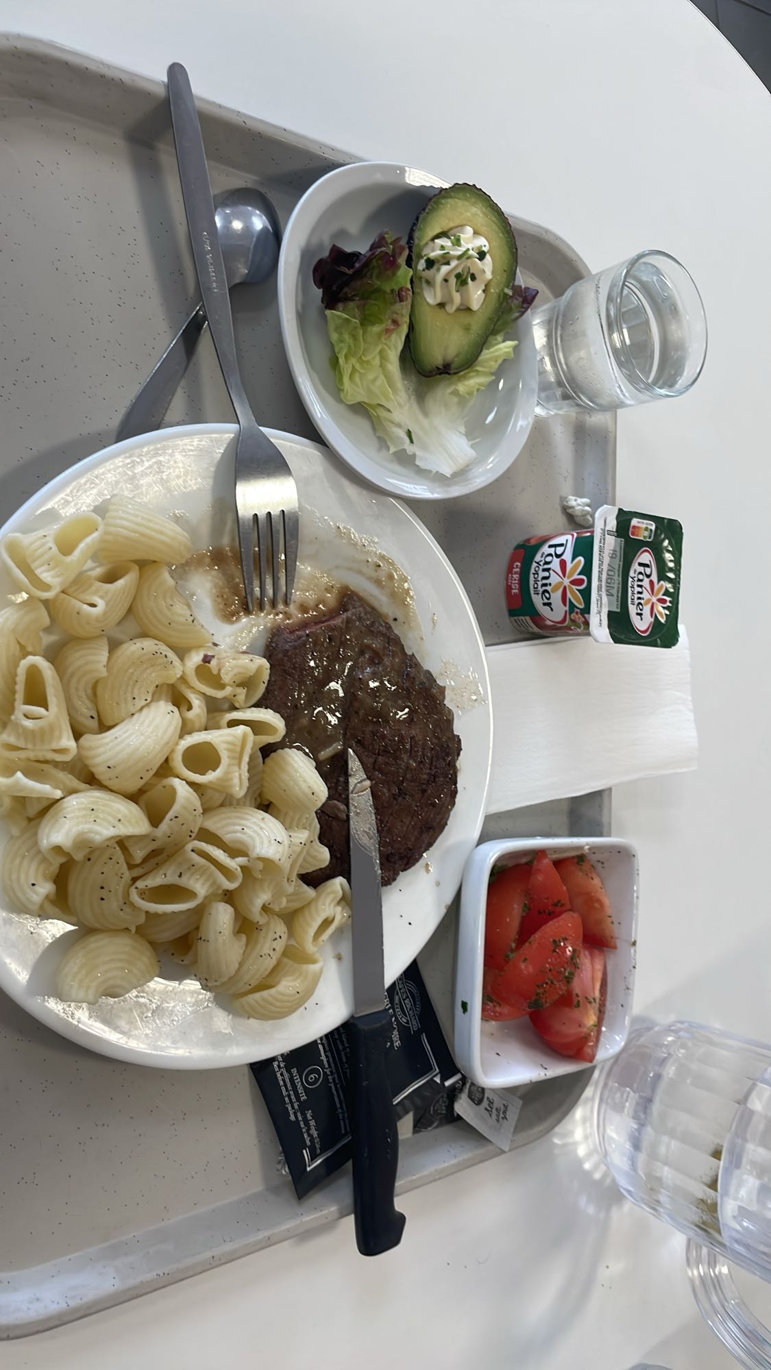 Pâtes à l'avocat, tomates, viande de bœuf et yaourt aux cerises