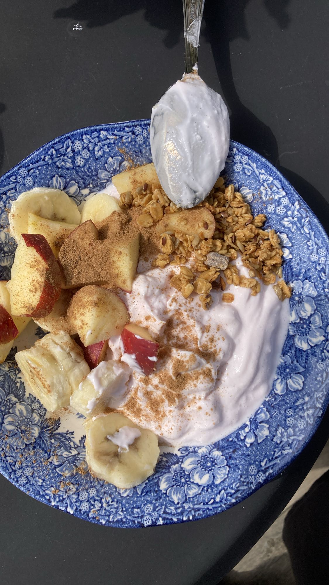 Yoghurt med frukt & müsli