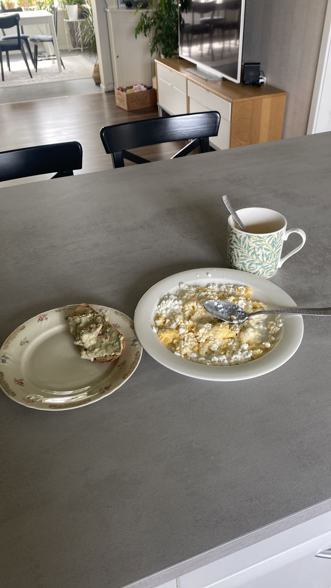 Äggröra 3ägg keso Surdegsbröd med avocado och färskpressade apelsiner