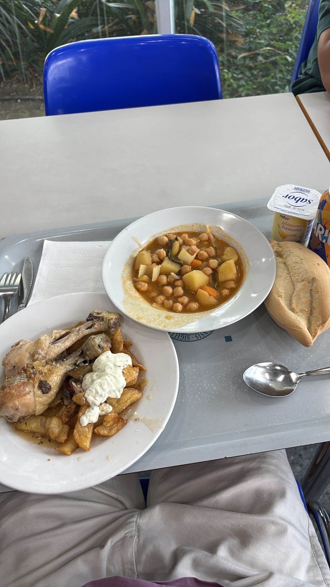 Garbanzos con acelgas, muslos de pollo con papas fritas y yogur de plátano con pan