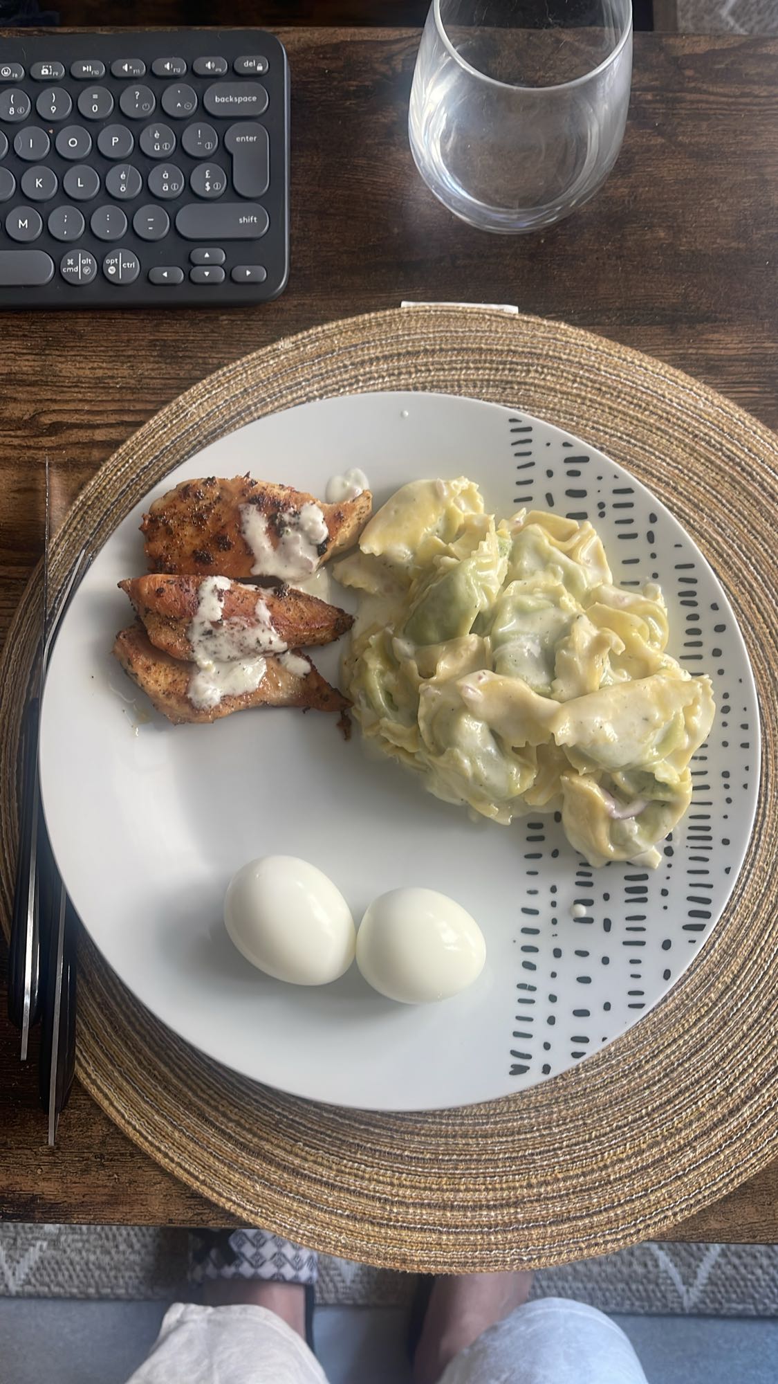 Poulet, œufs et tortellinis