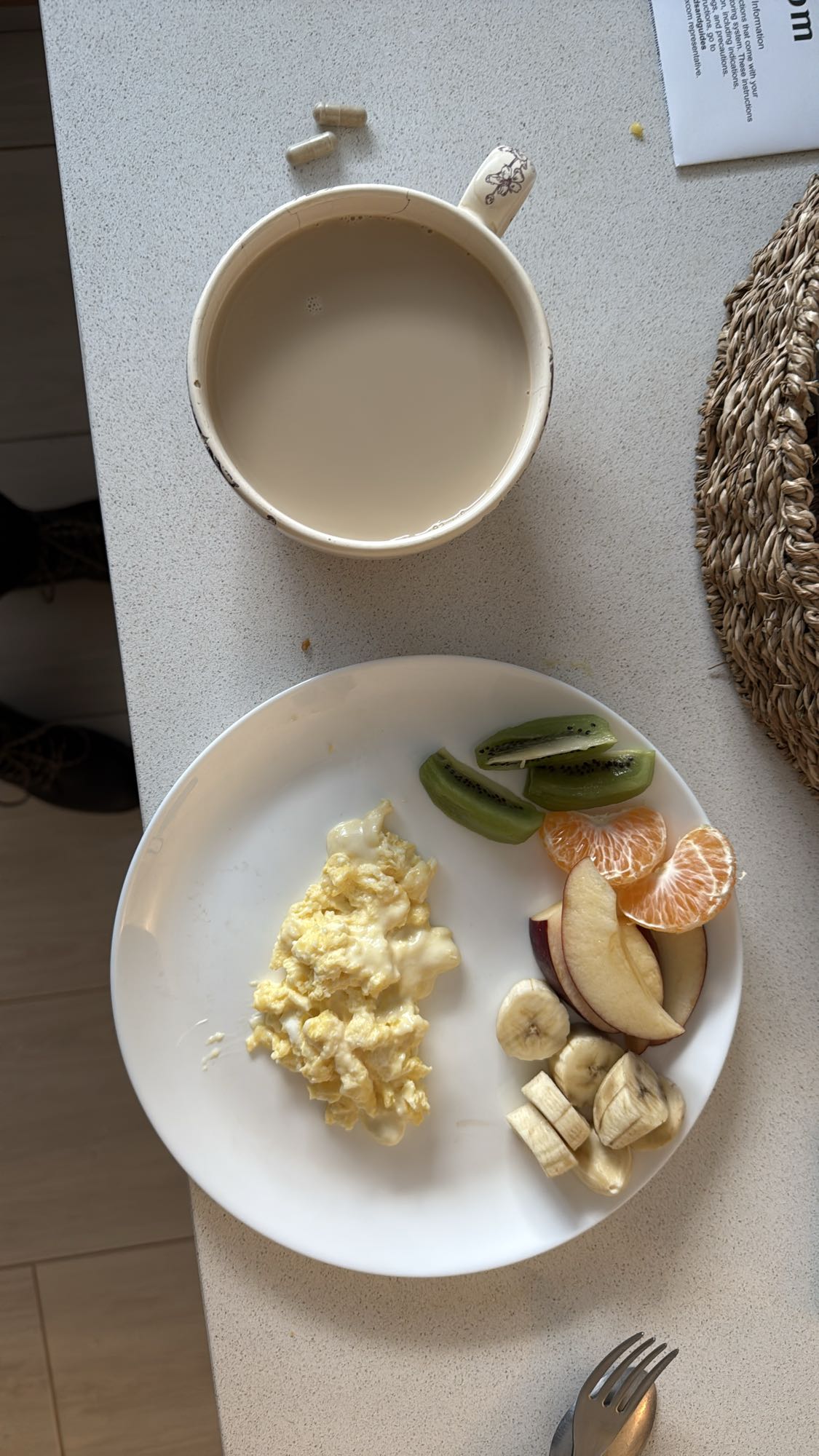 Desayuno con frutas y huevo