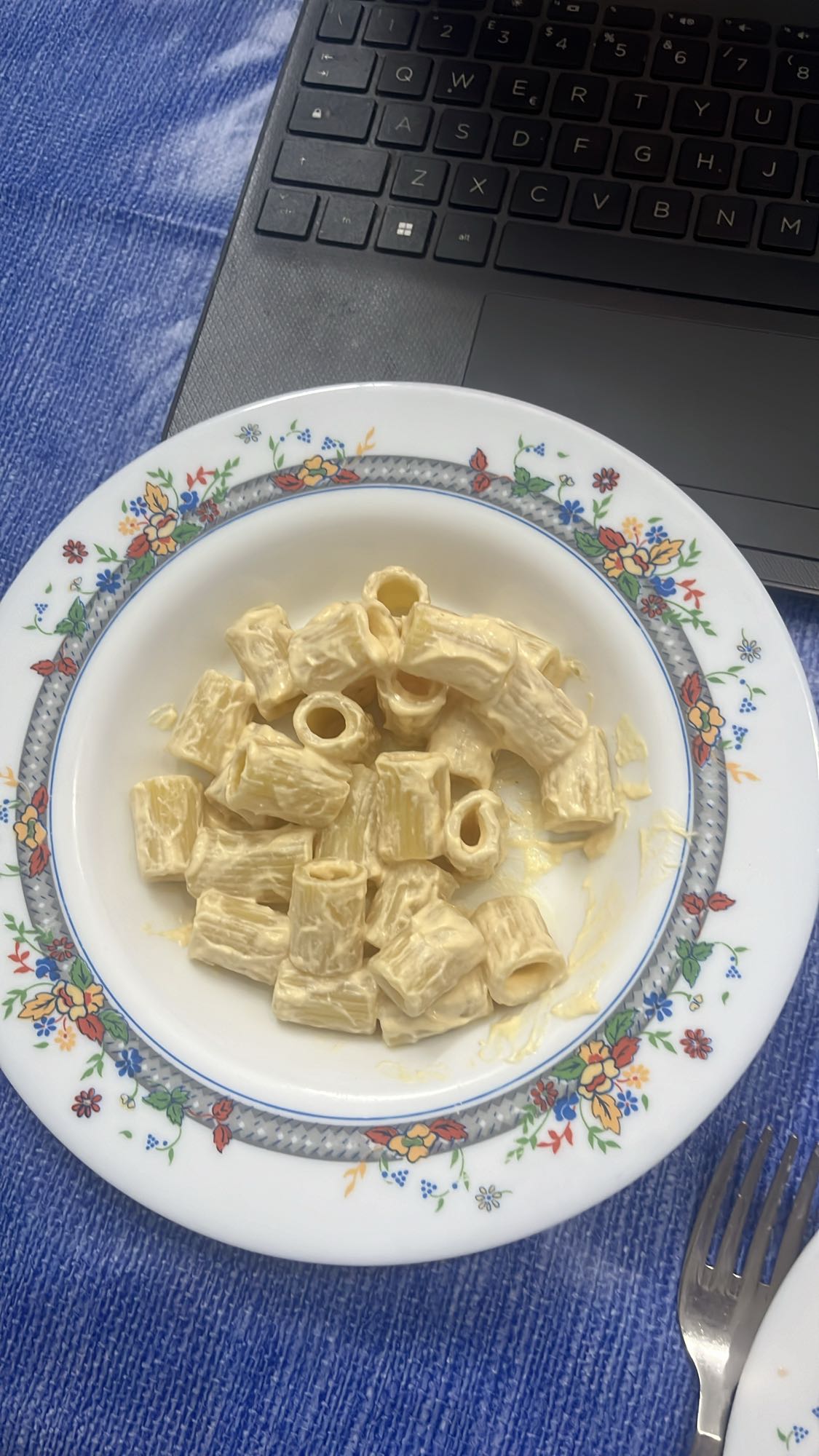 Pasta con philadelphia al salmone, mozzarella e pomodorini