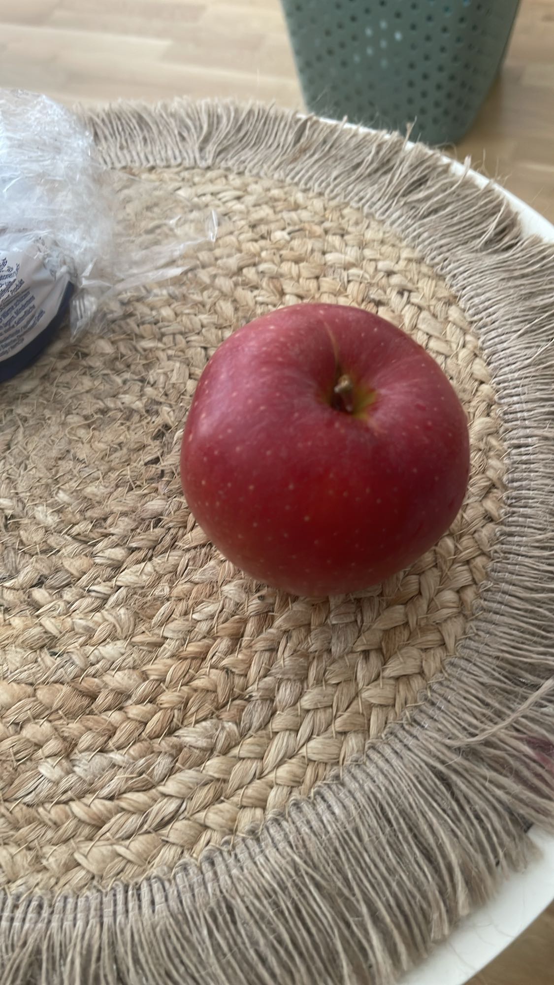 تفاحة حمراء