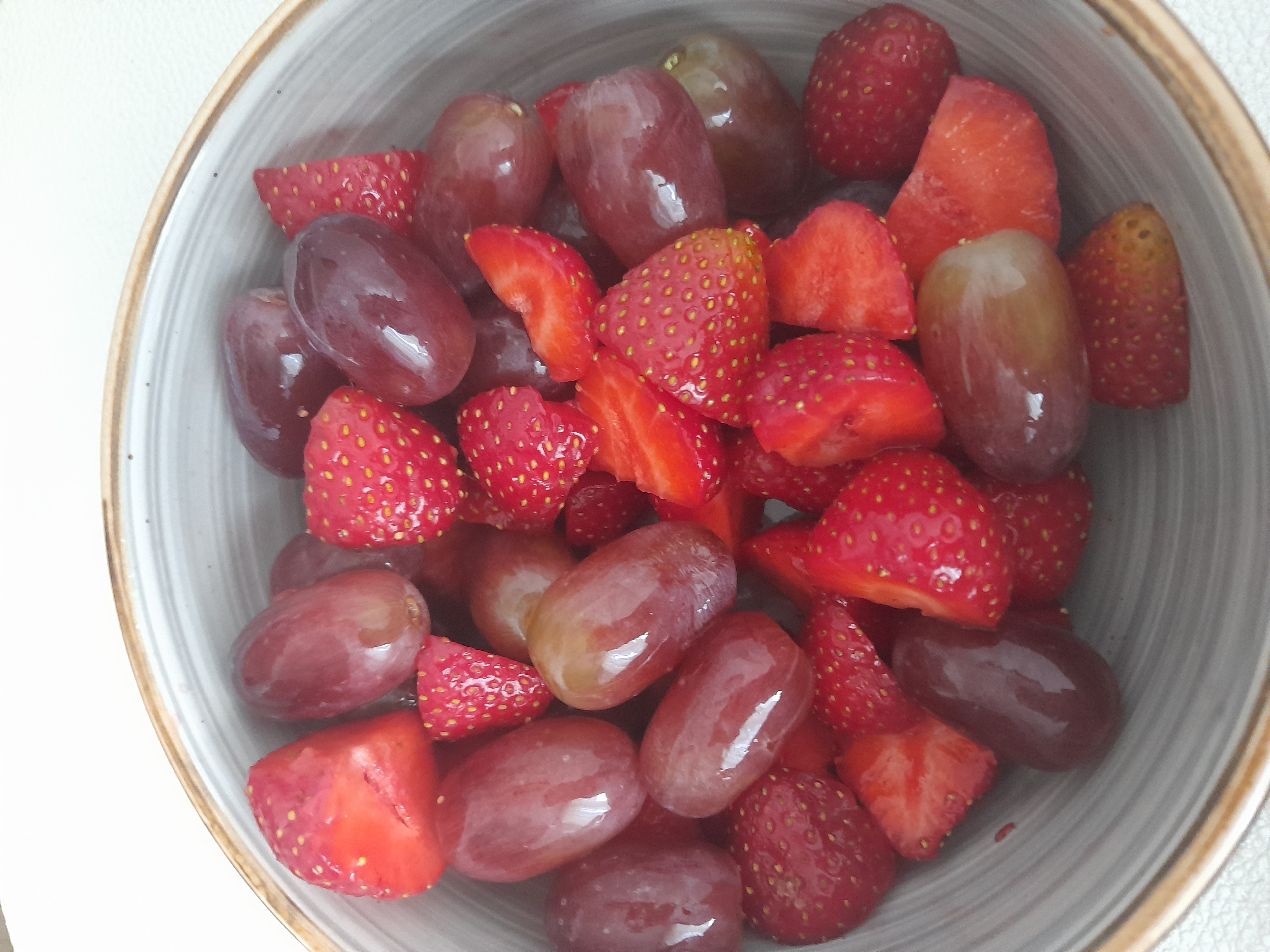 Aardbei en druif salade