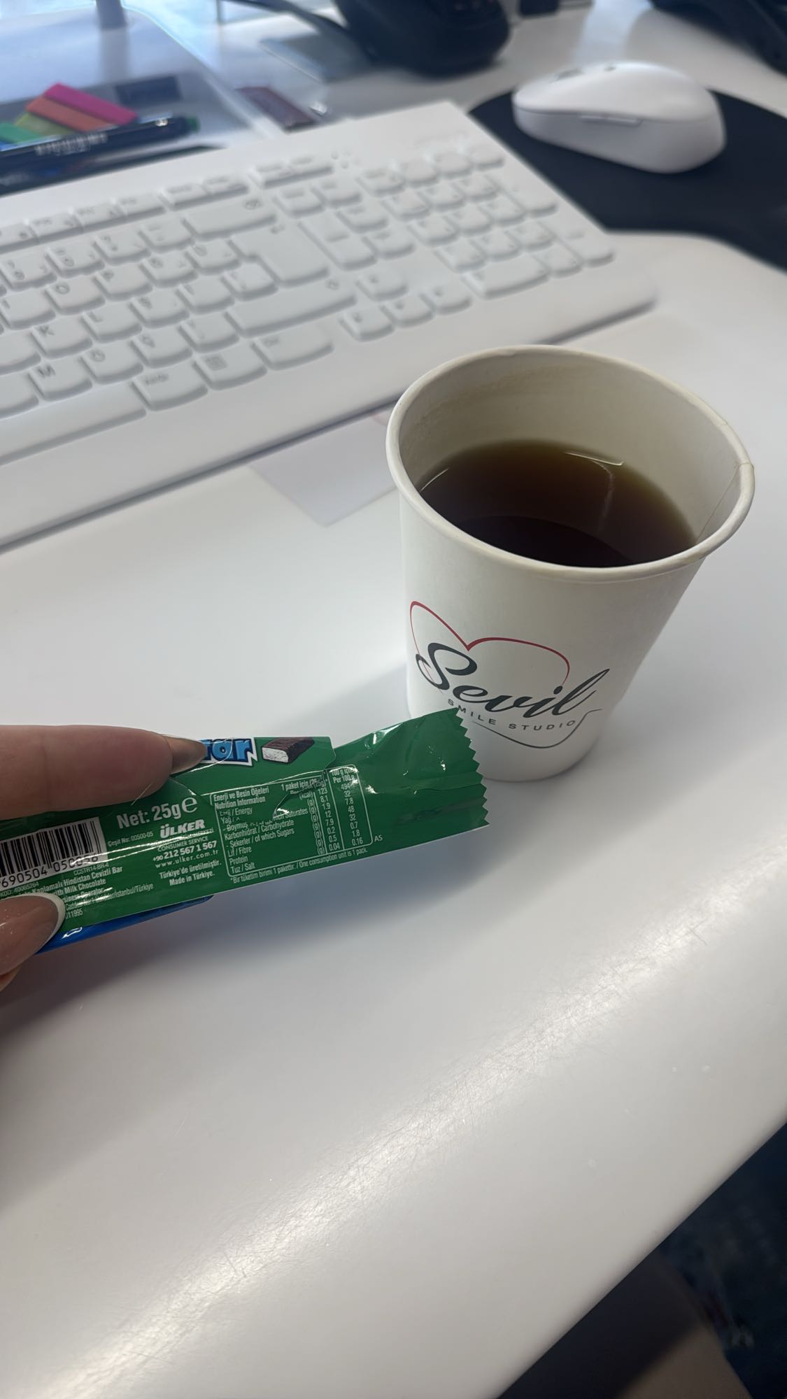 батончик и чай