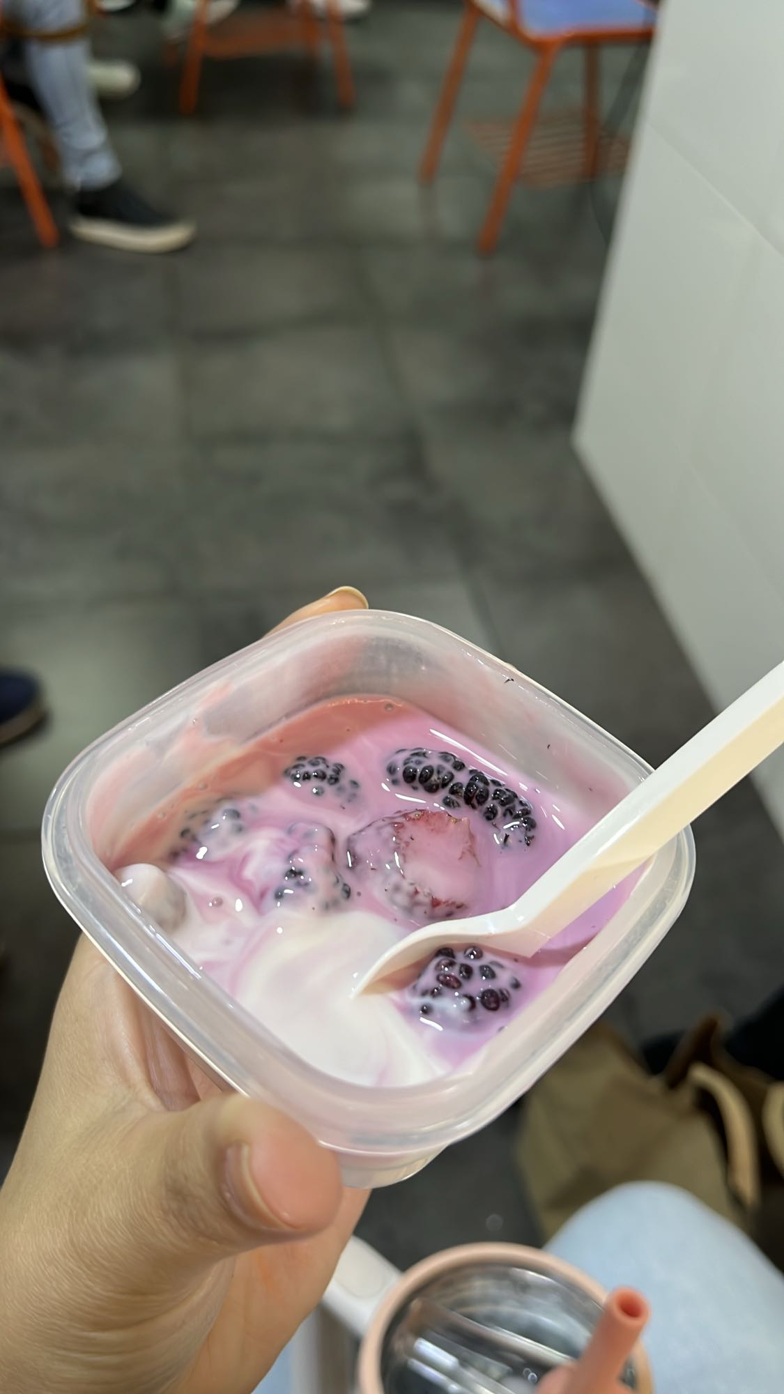 yogur con moras y frutilla