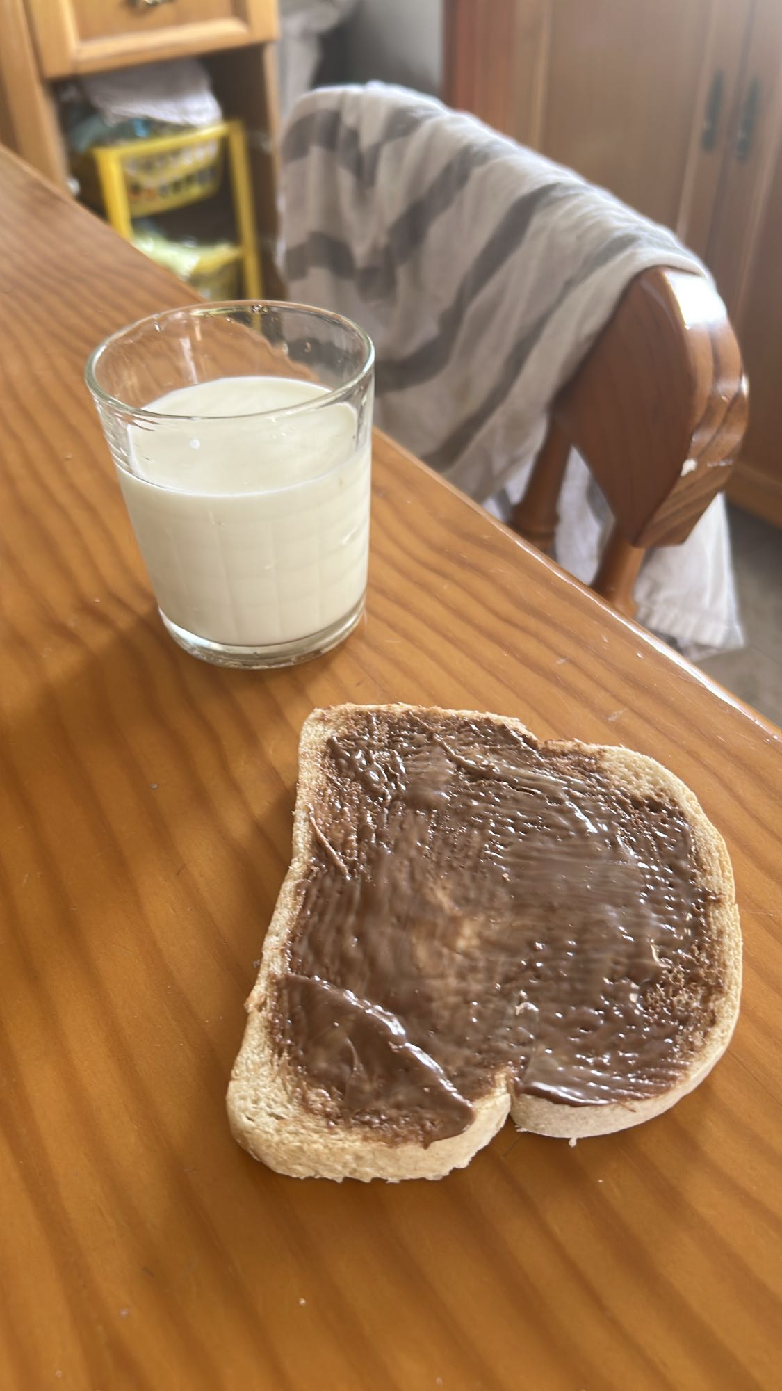 Pan con crema y leche