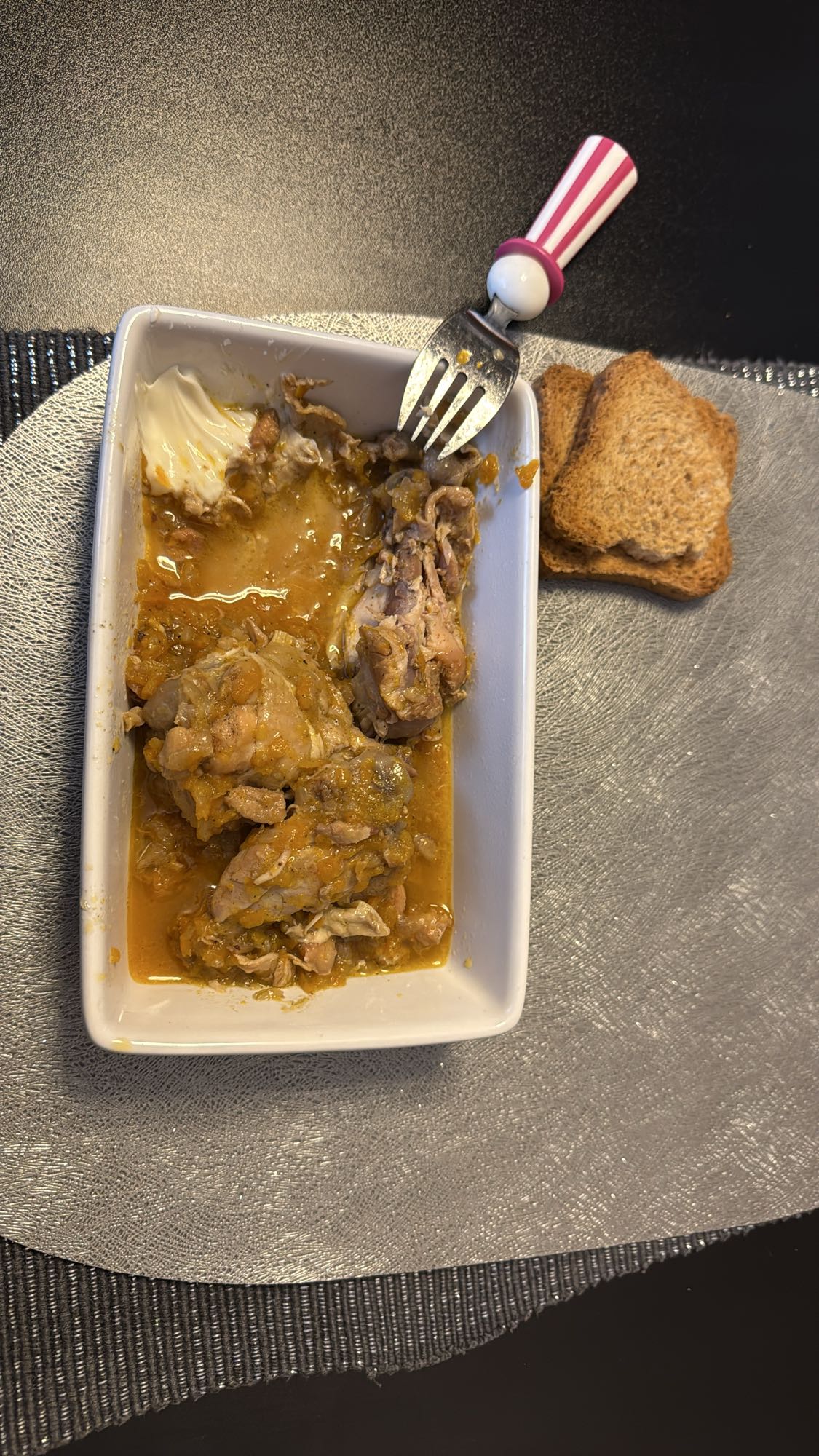 Tocăniță de pui cu pâine prăjită