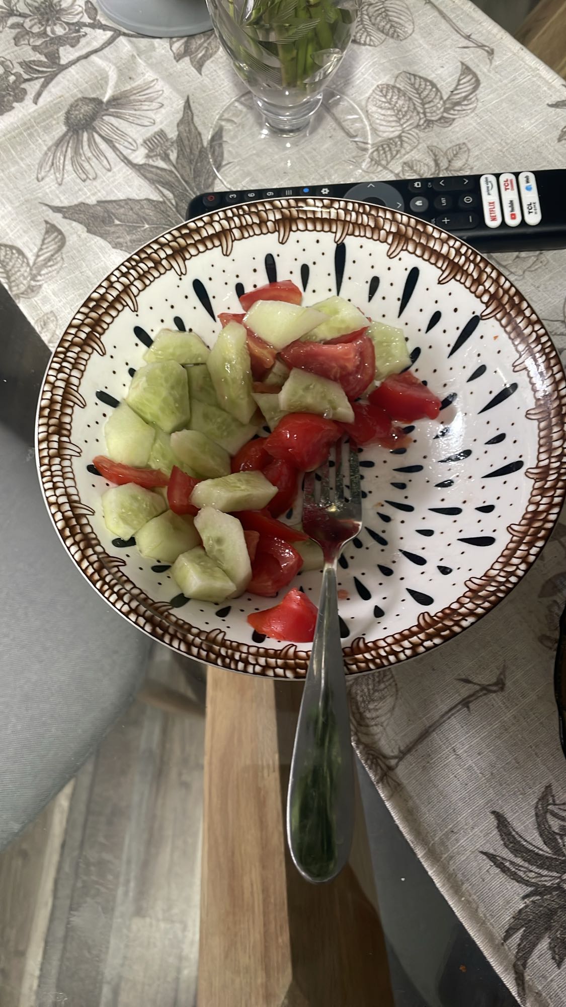 Salată roșii și castraveți