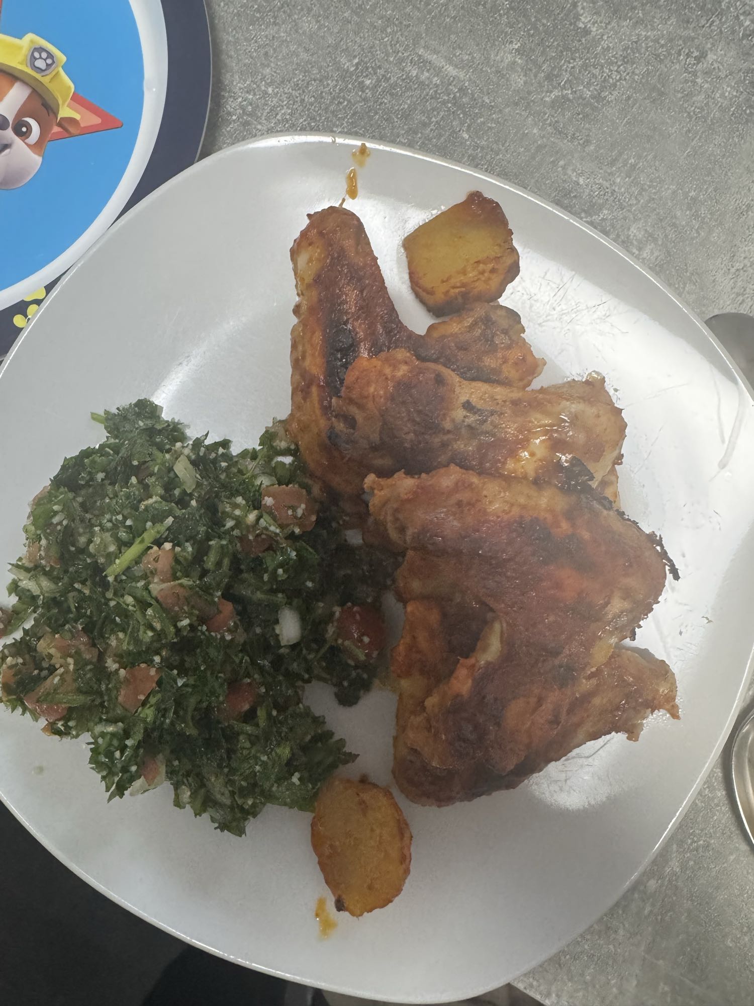 Gegrilltes Hähnchen mit Salat