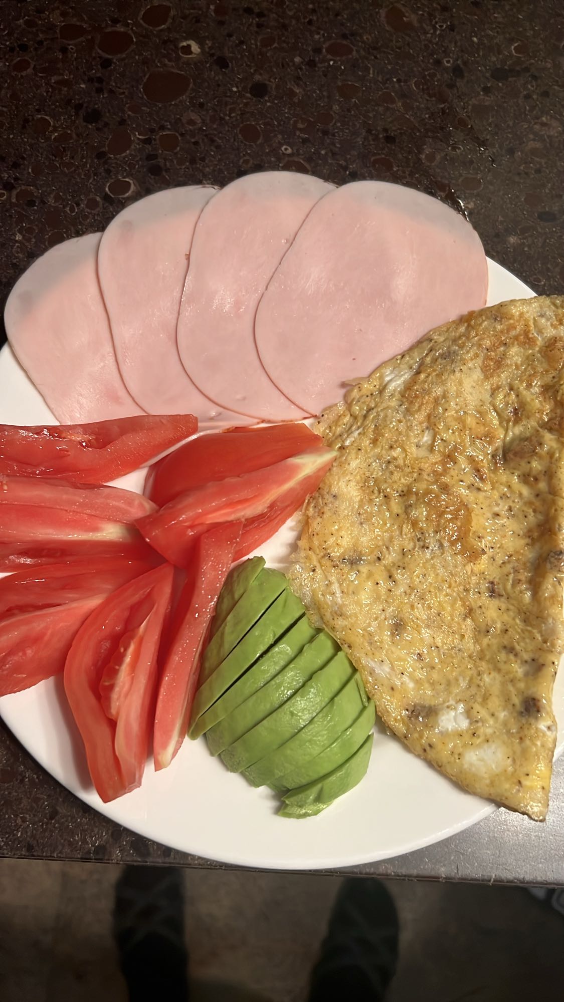 Omelet met ham, tomaat, avocado