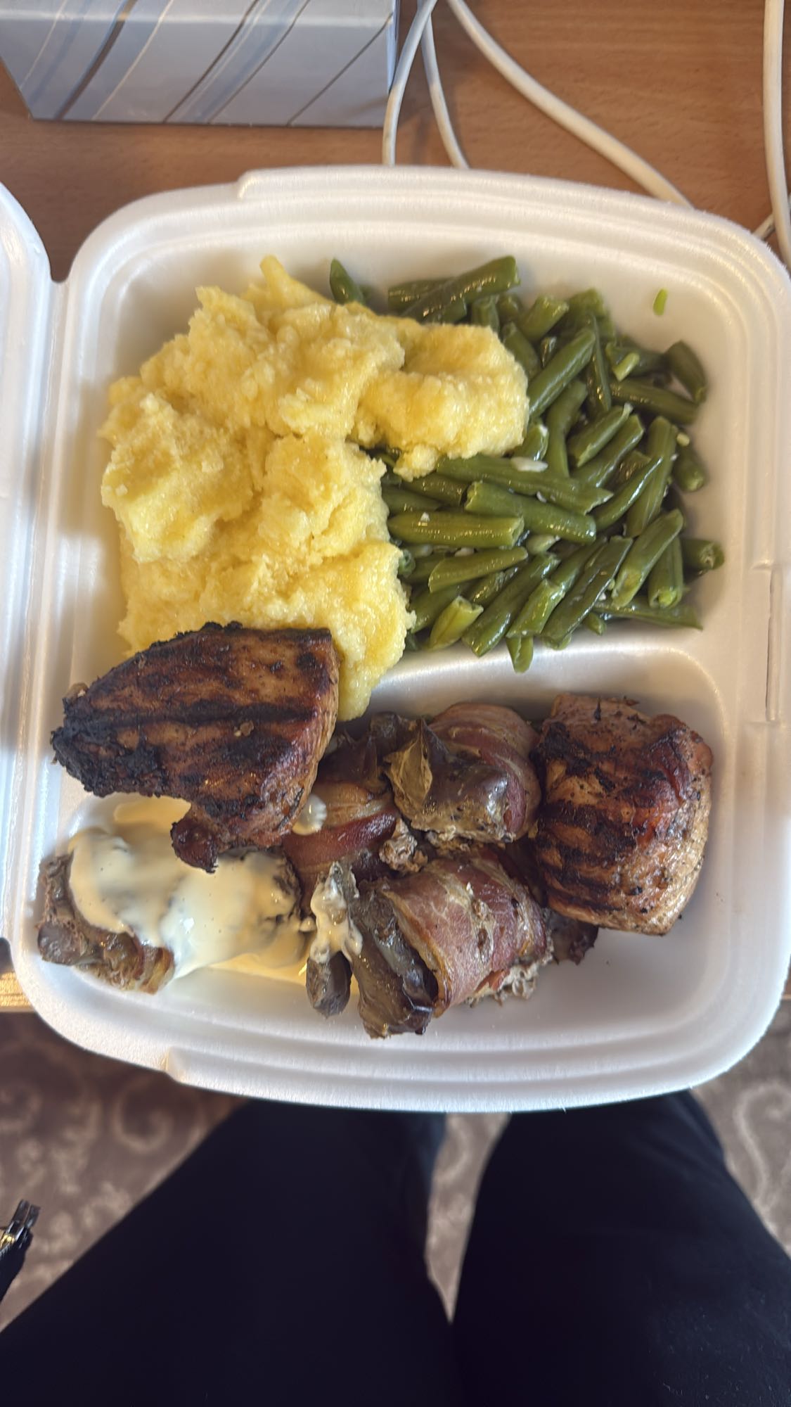 Mămăligă cu carne și fasole