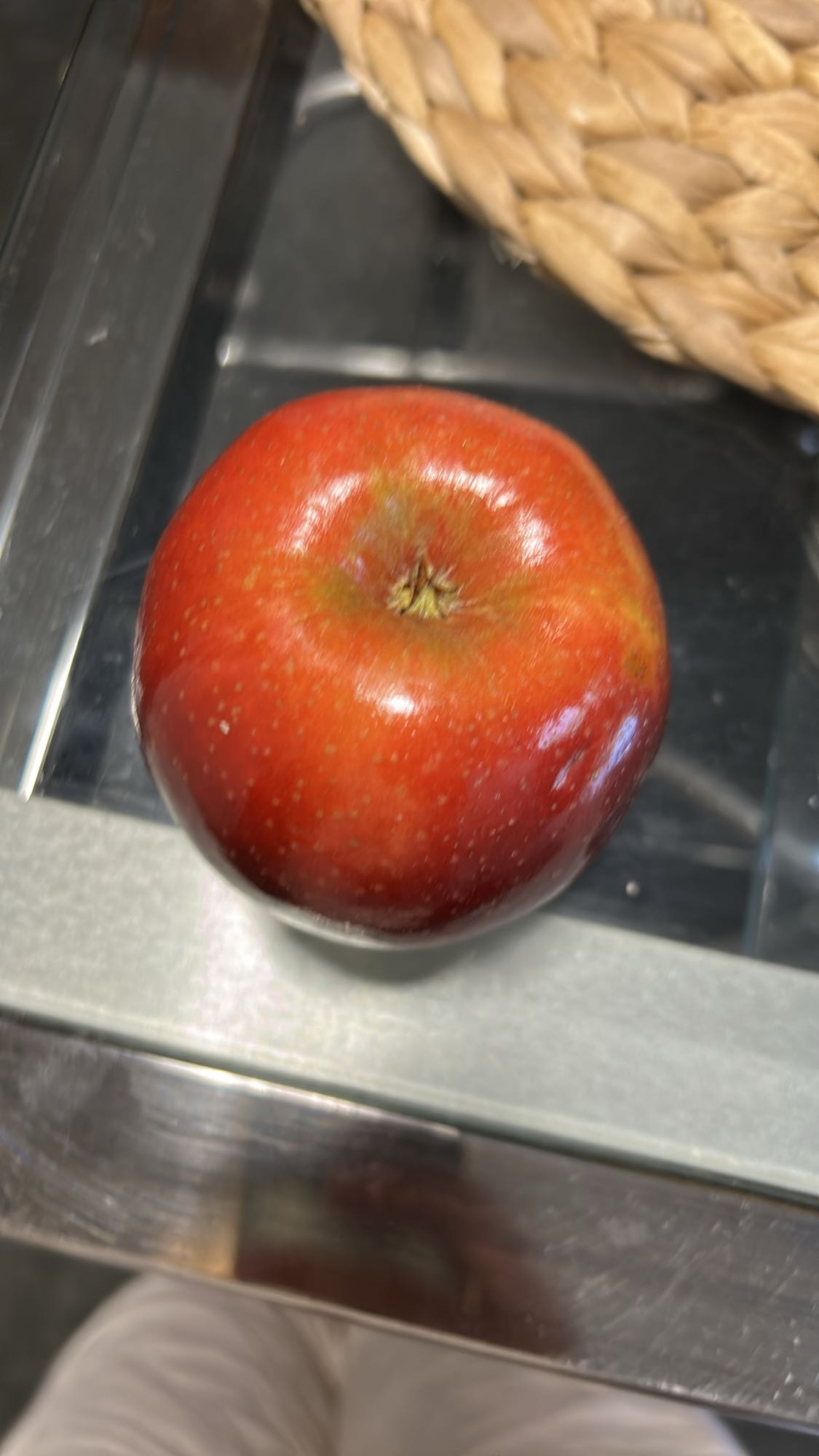 Pomme rouge entière