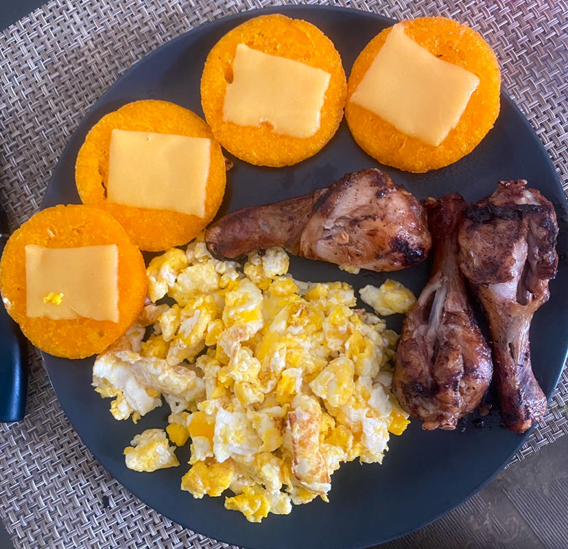 Desayuno con arepas y pollo