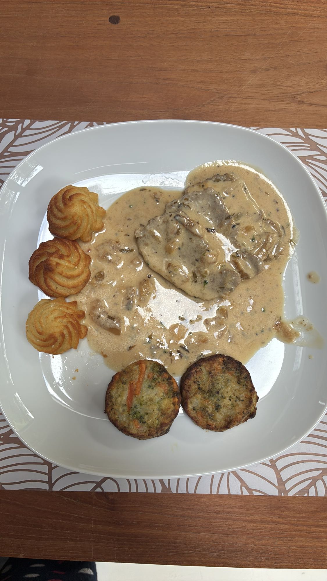 Steak sauce, pommes duchesse et banane