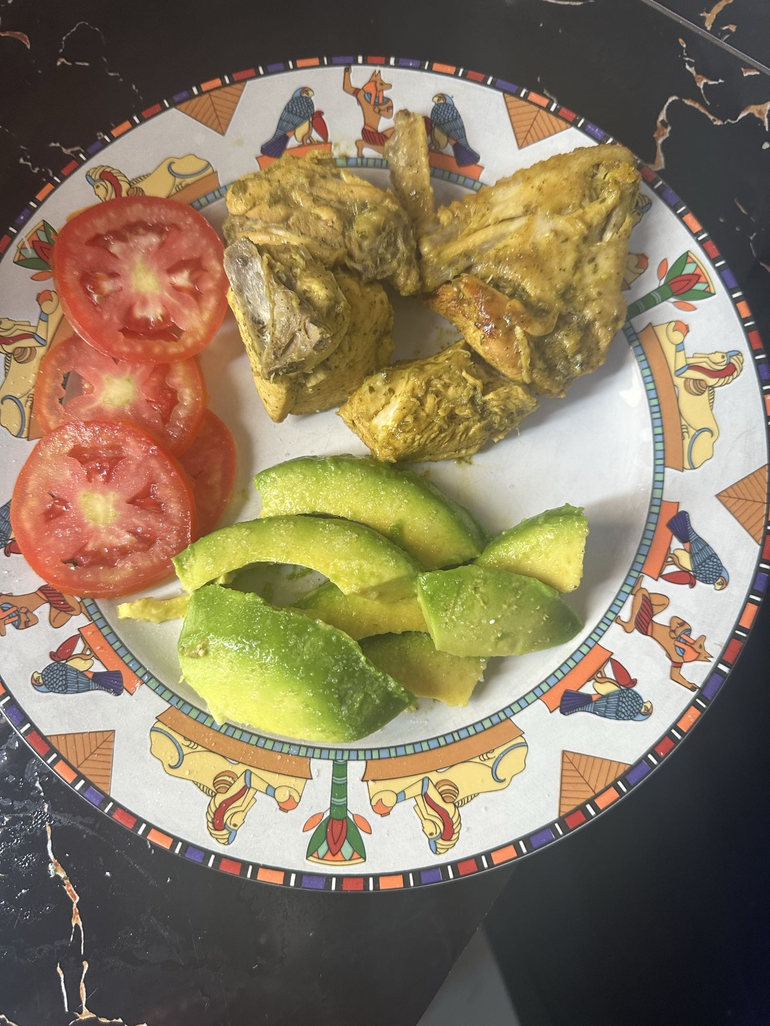 Pollo con aguacate y tomate