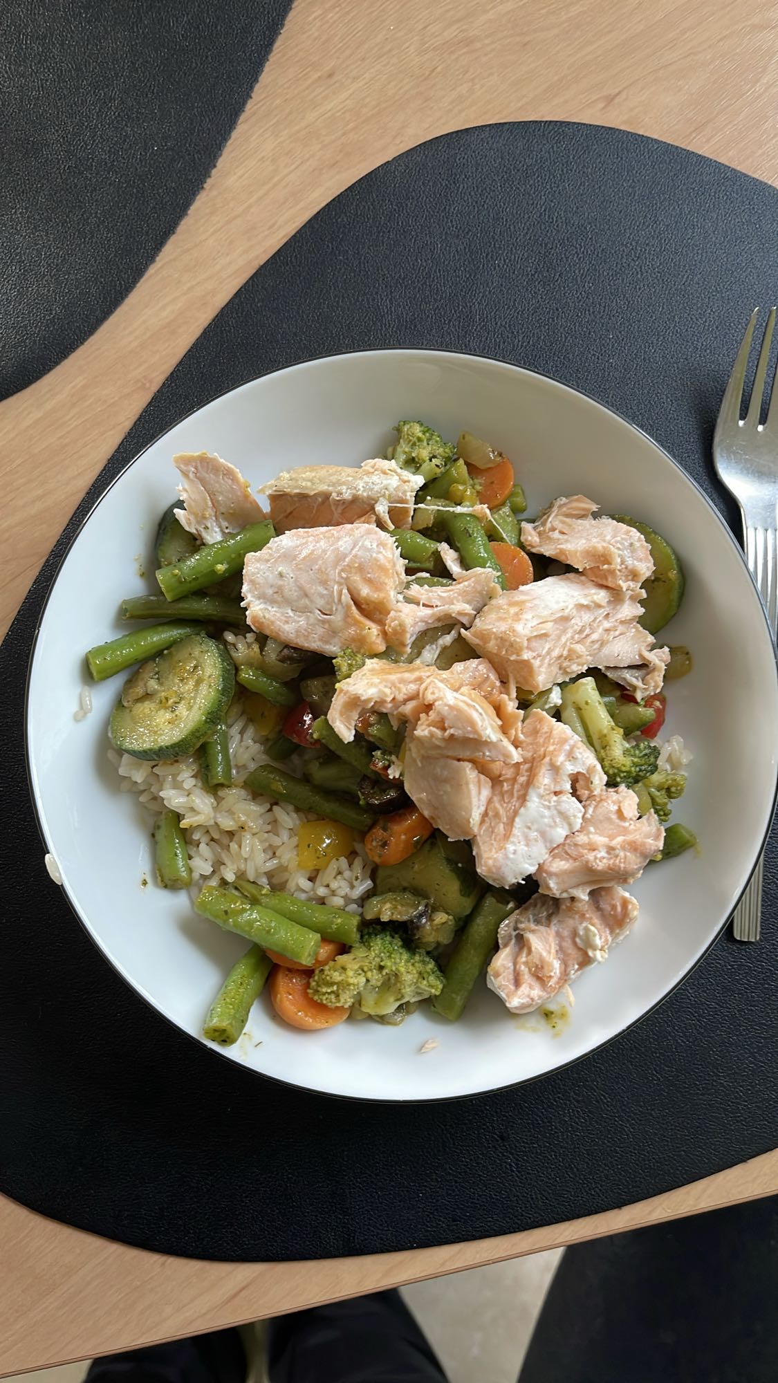 Zalm met rijst en groenten