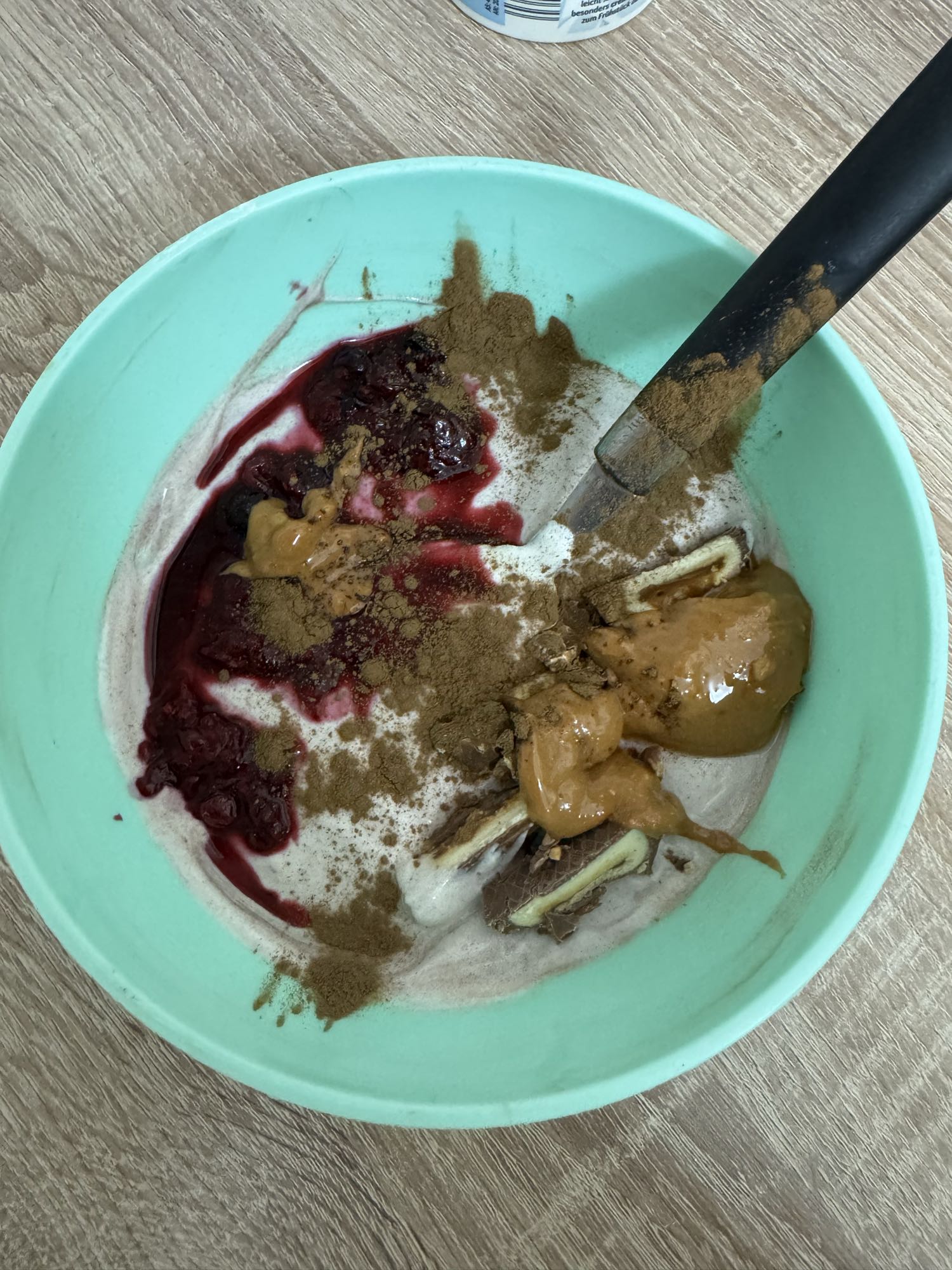 Skyr mit Beeren, Erdnussbutter, Proteinriegel und Zimt