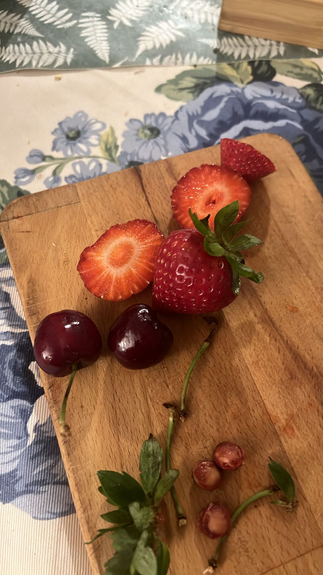 Fructe proaspete pe tocător