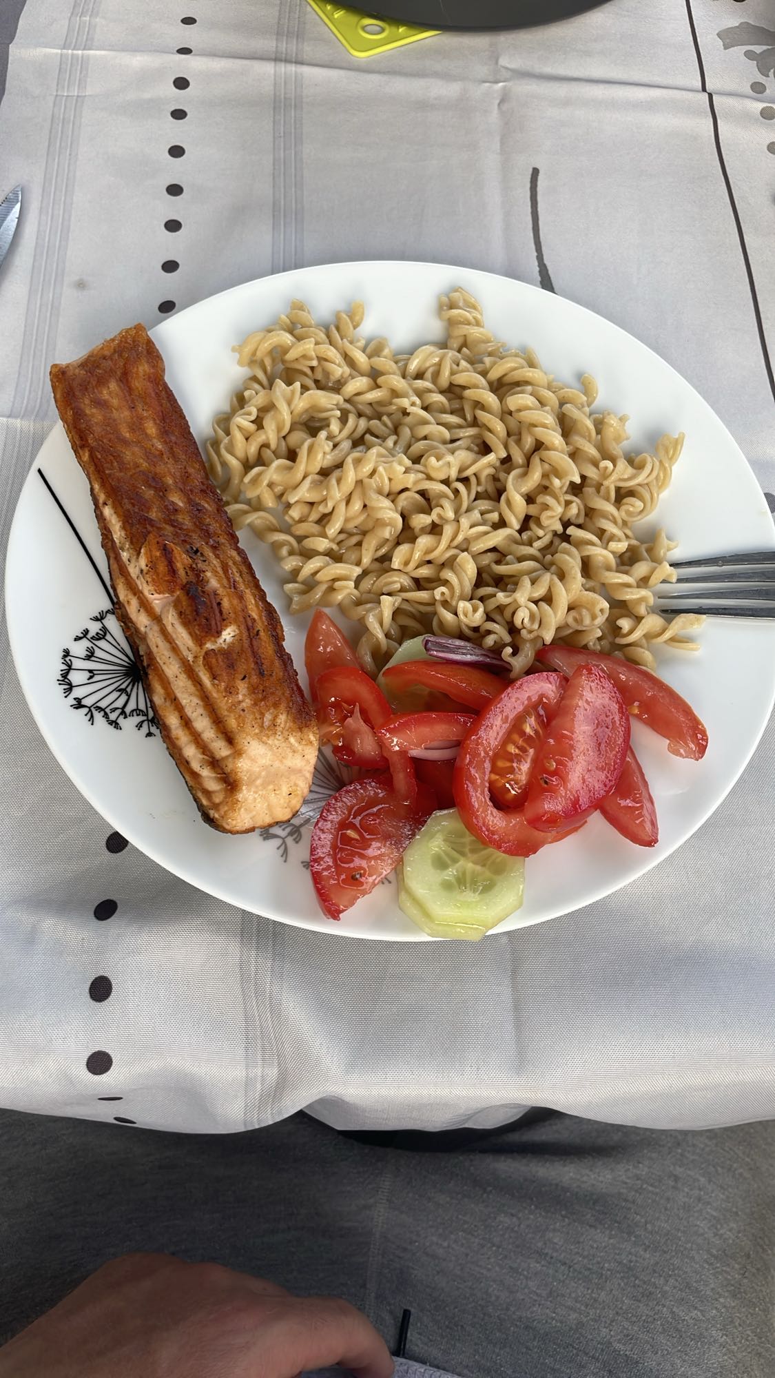 Saumon, pâtes et salade