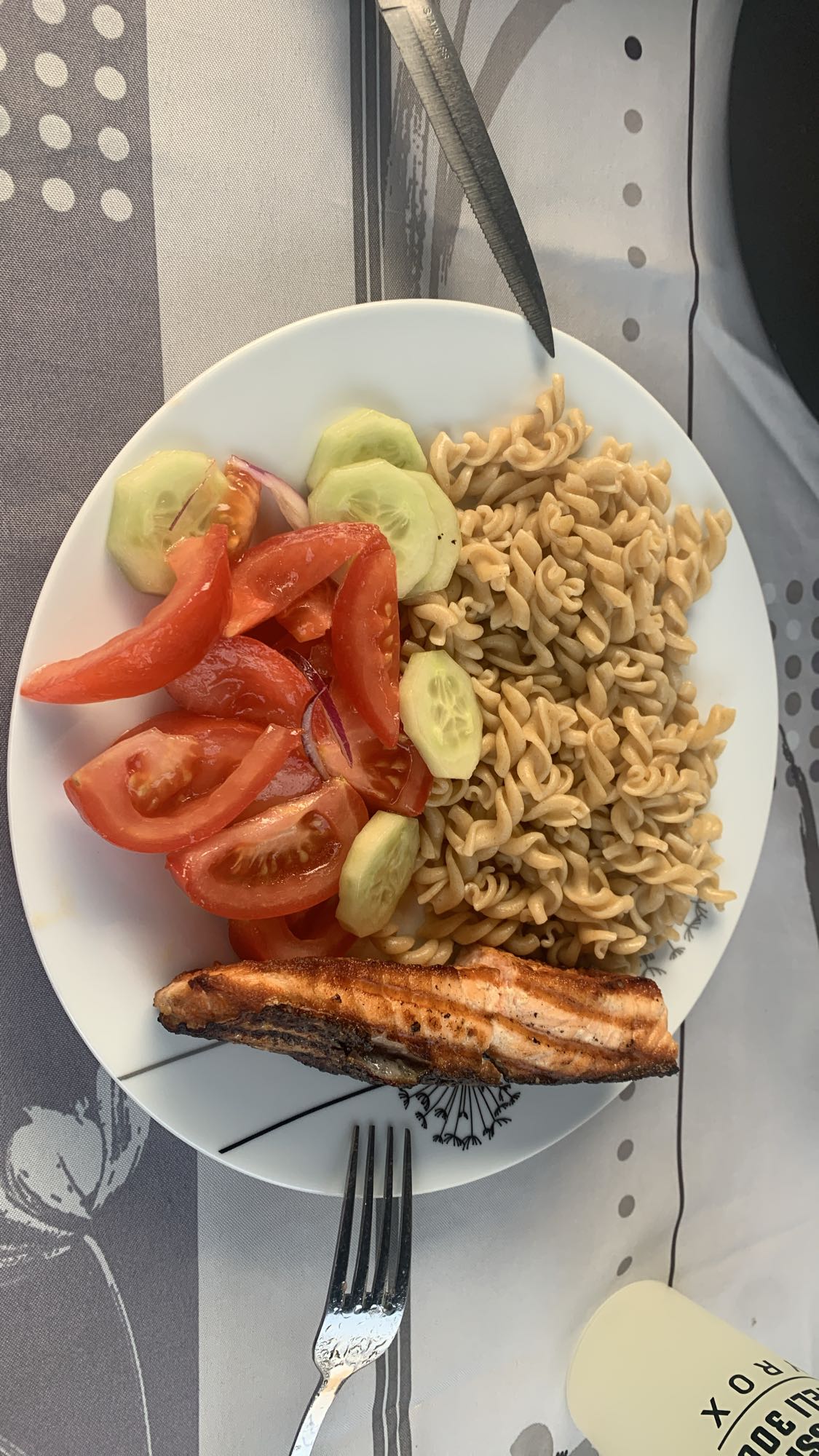 Saumon avec pâtes et salade