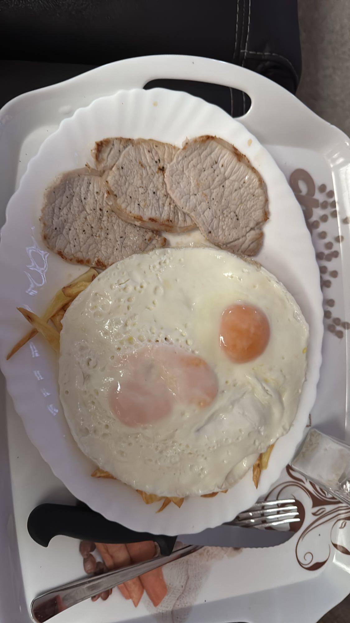 Huevos con carne y papas