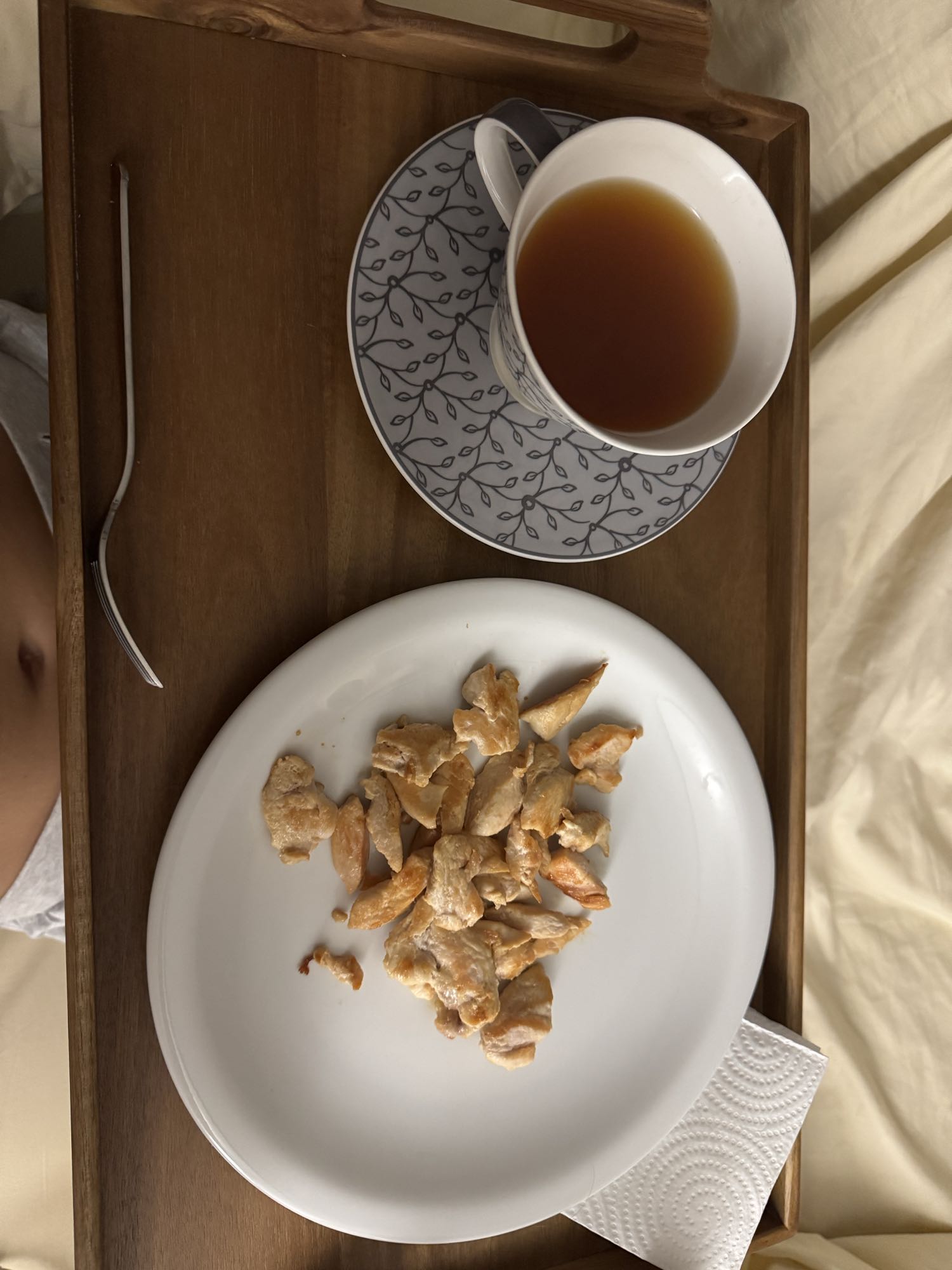 Pollo a la plancha, té, mandarina y barrita proteica