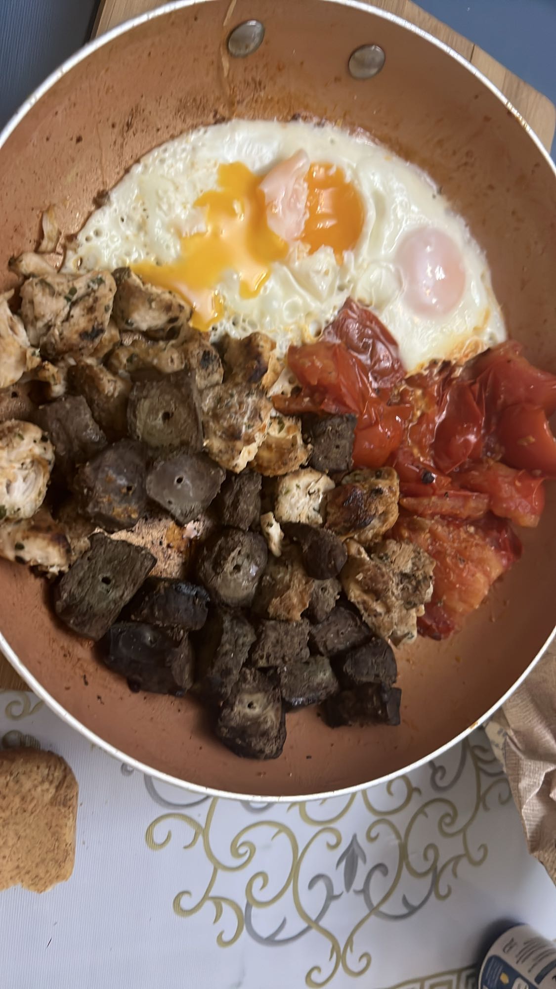 Huevos con carne y tomate