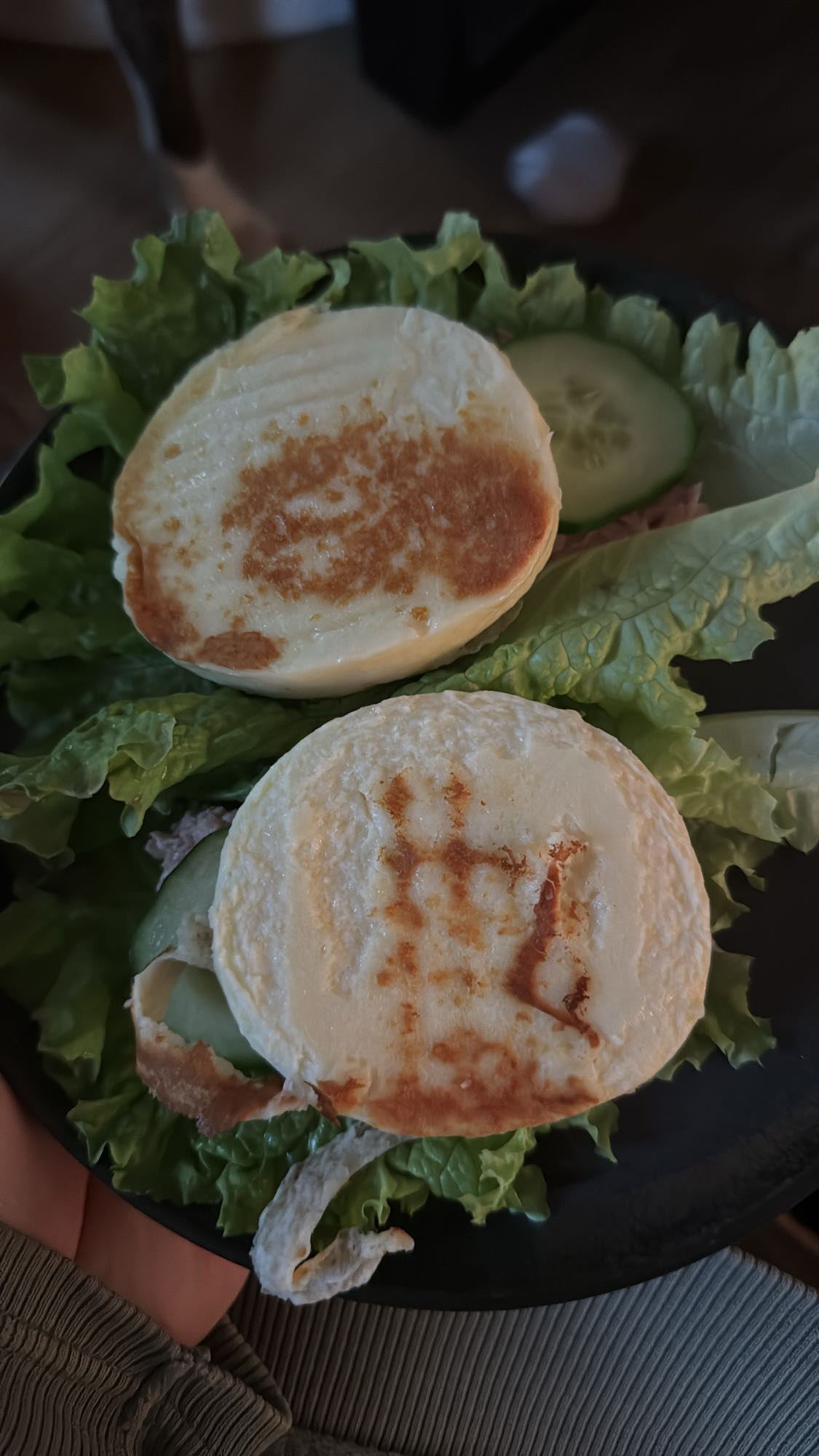 Grillkäse Salat Wraps