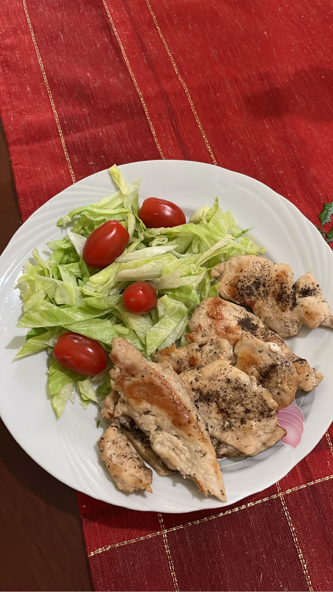 Piept de pui cu salată