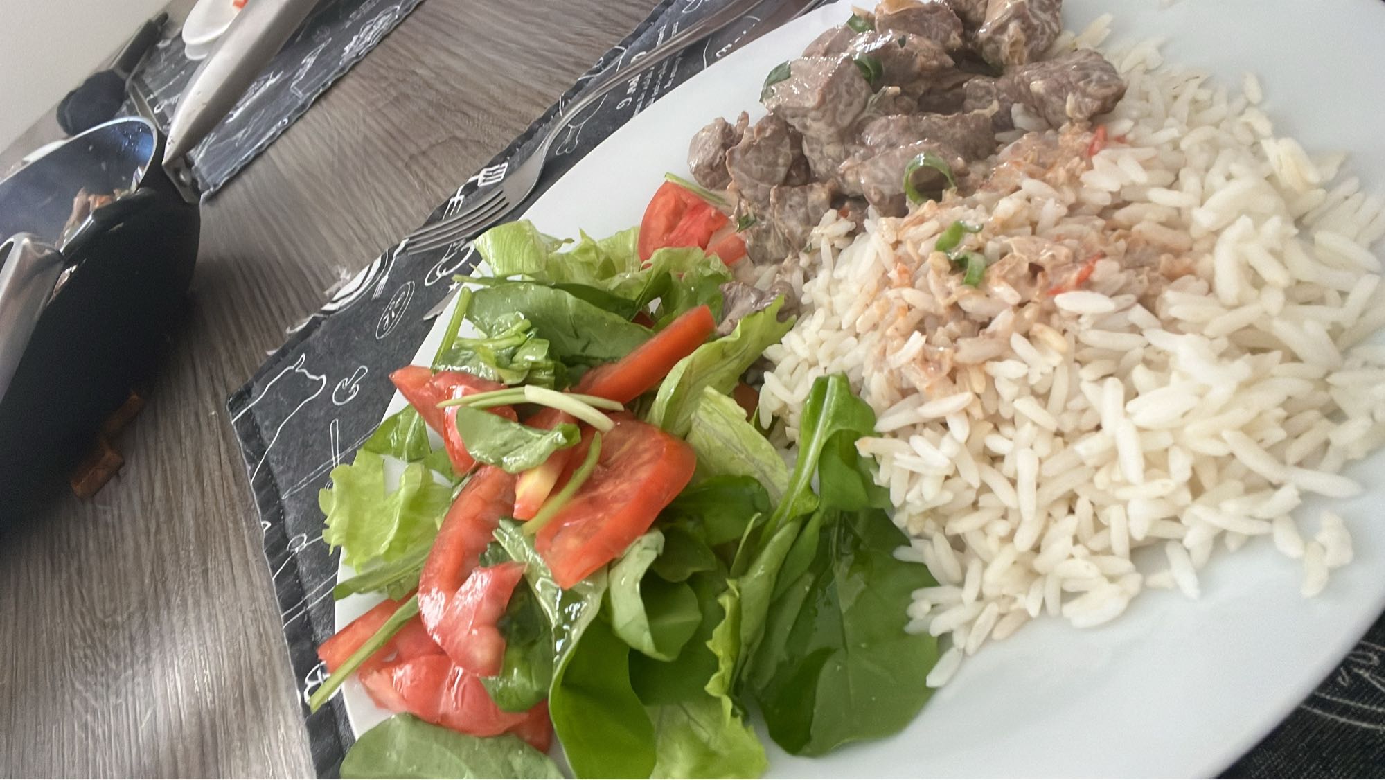 Arroz, carne e salada