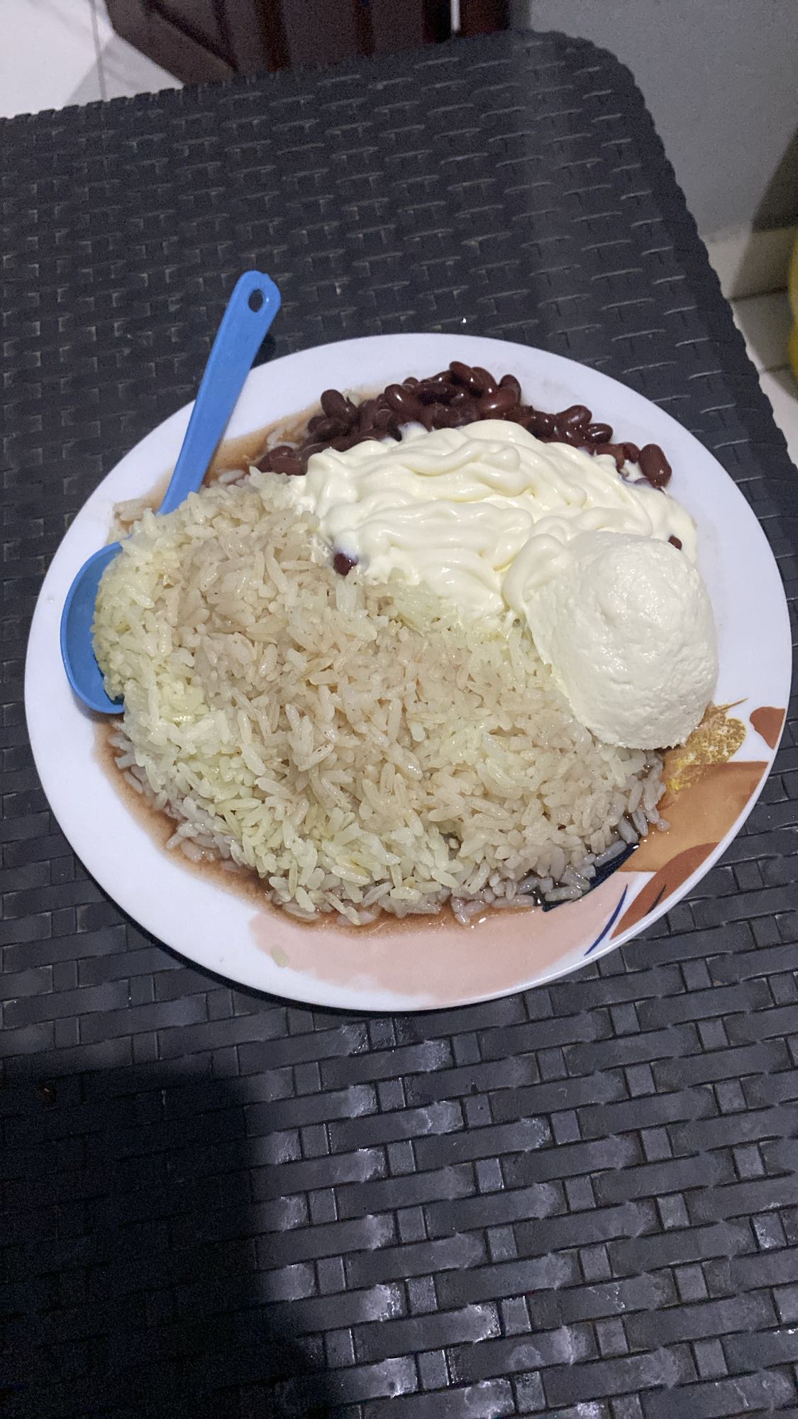 arroz con frijoles y mayonesa
