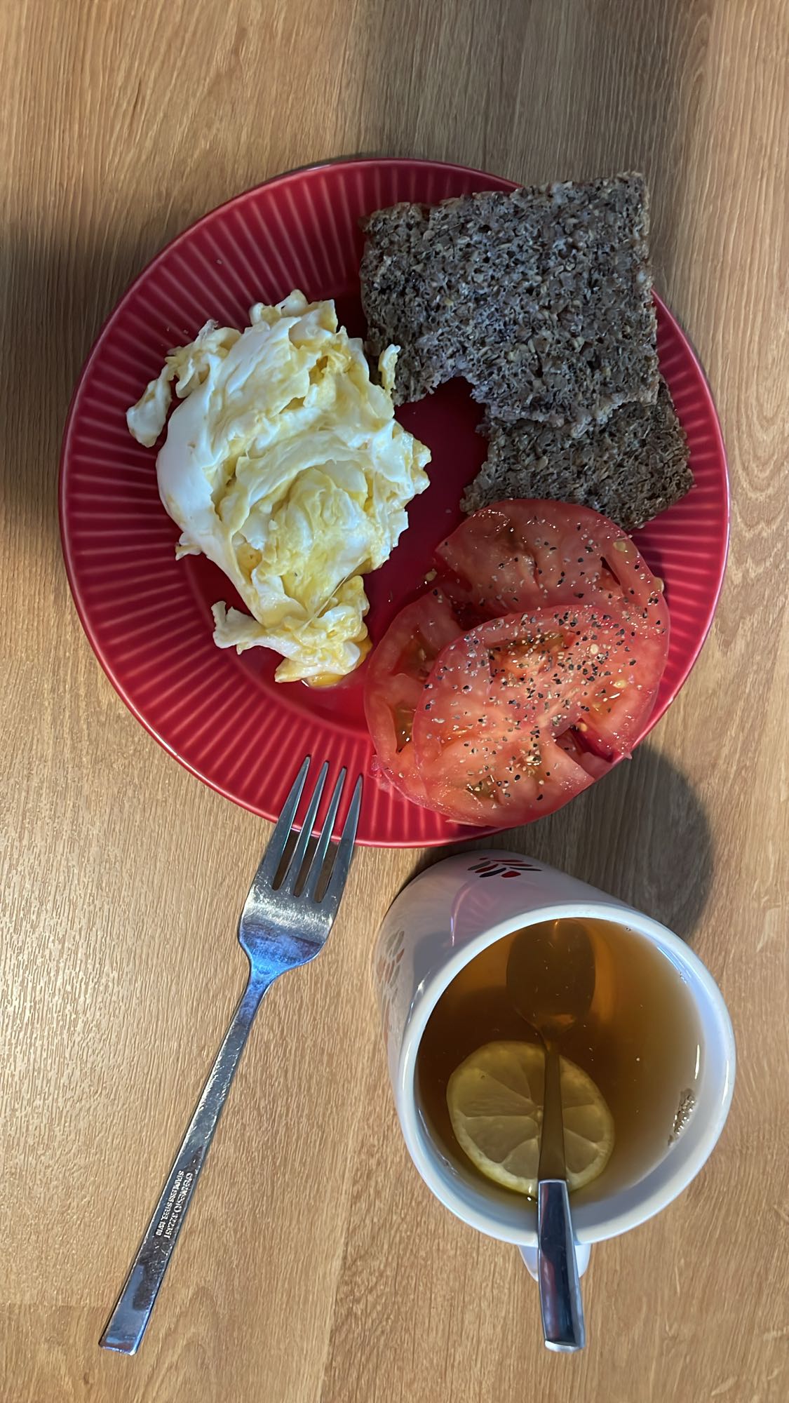 Jajka z chlebem i herbatą