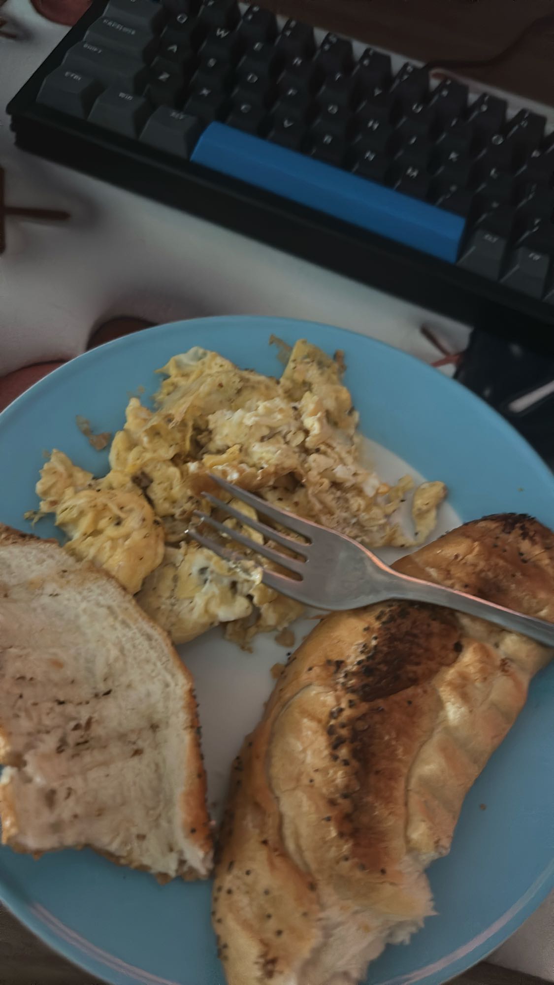 Jajecznica z pieczywem