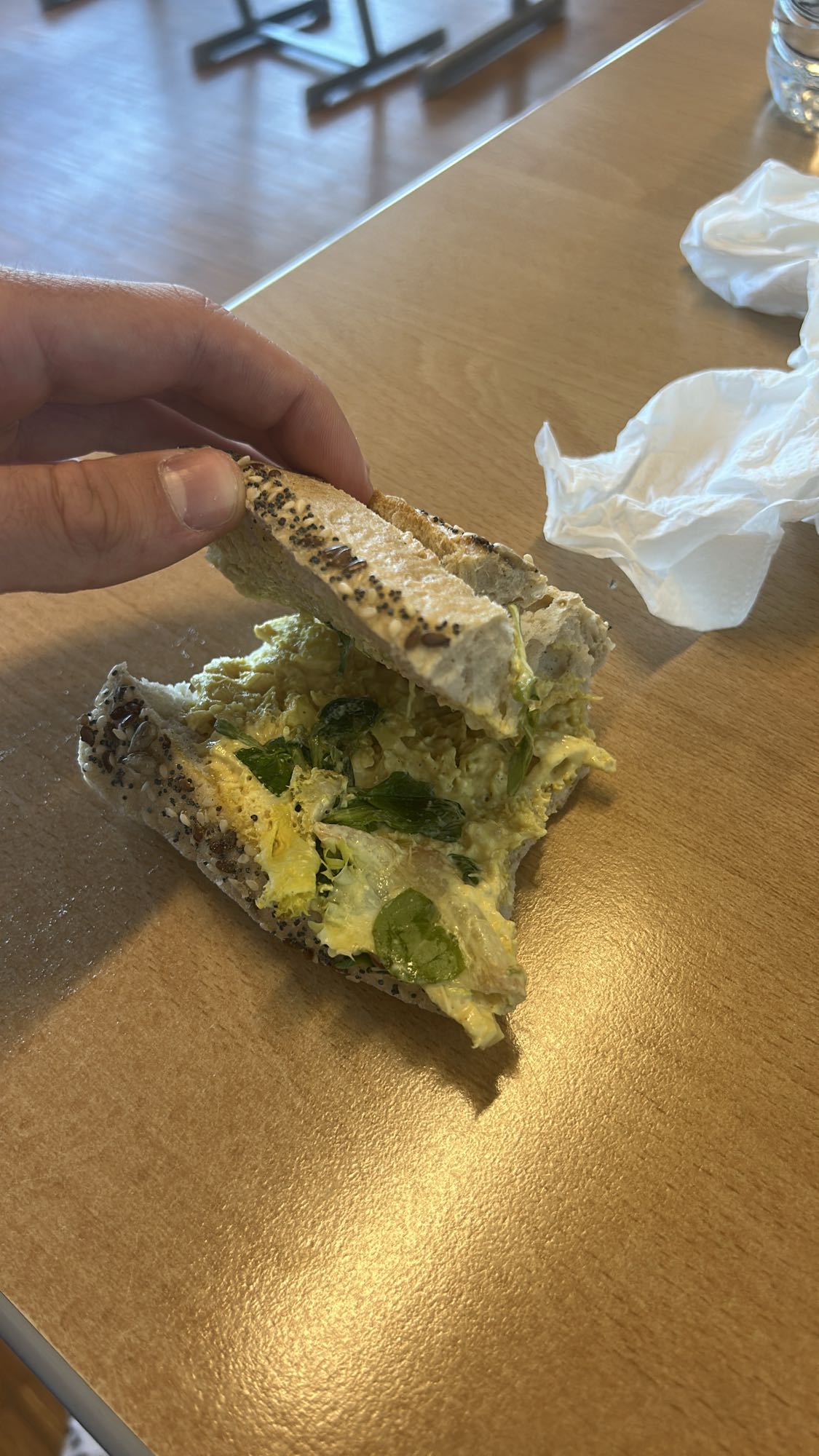 1/4 Nüssebrot mit Hänchencurry und Salat