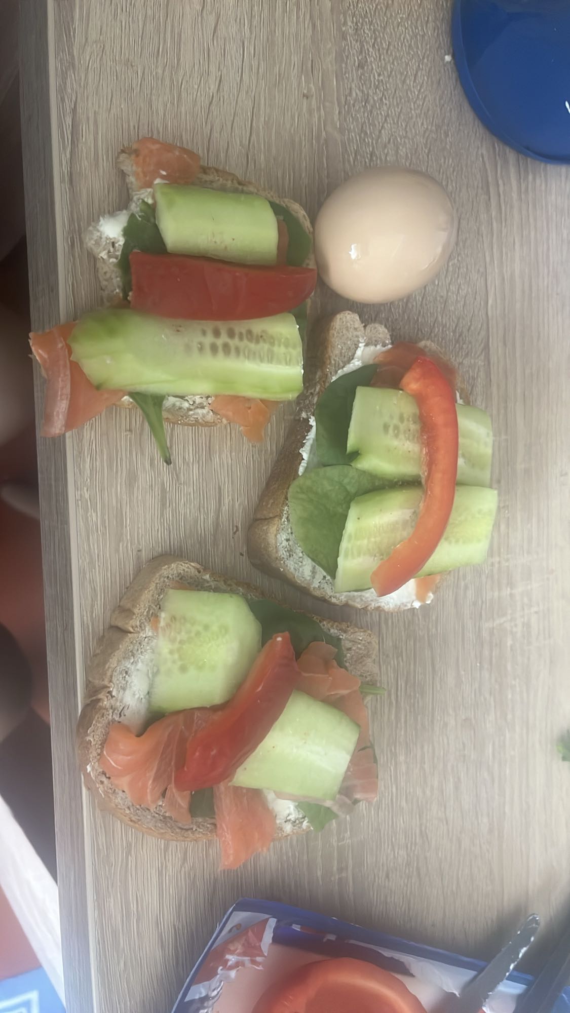 Sandviș cu somon și legume