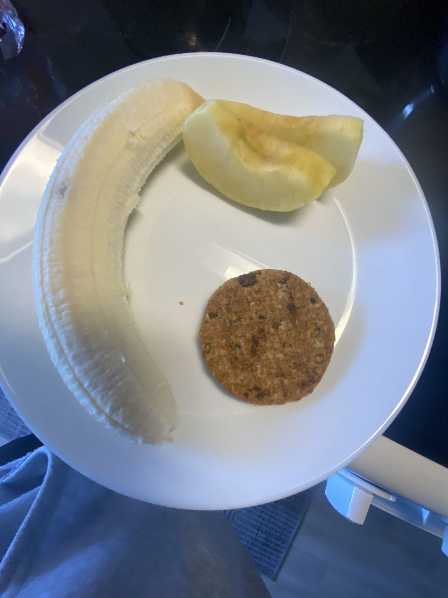 موز وتفاح وبسكويت