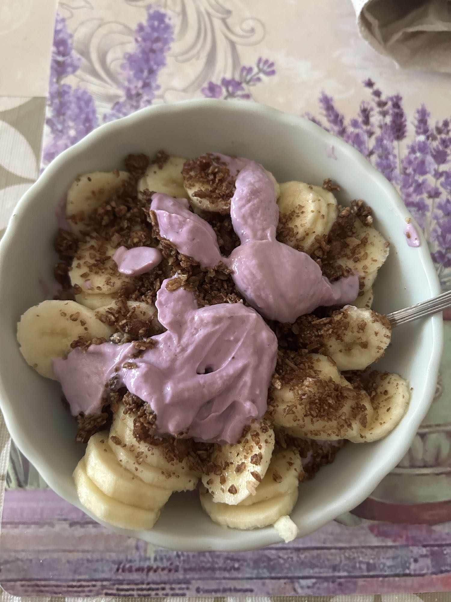 Банан с мюсли и кисело мляко