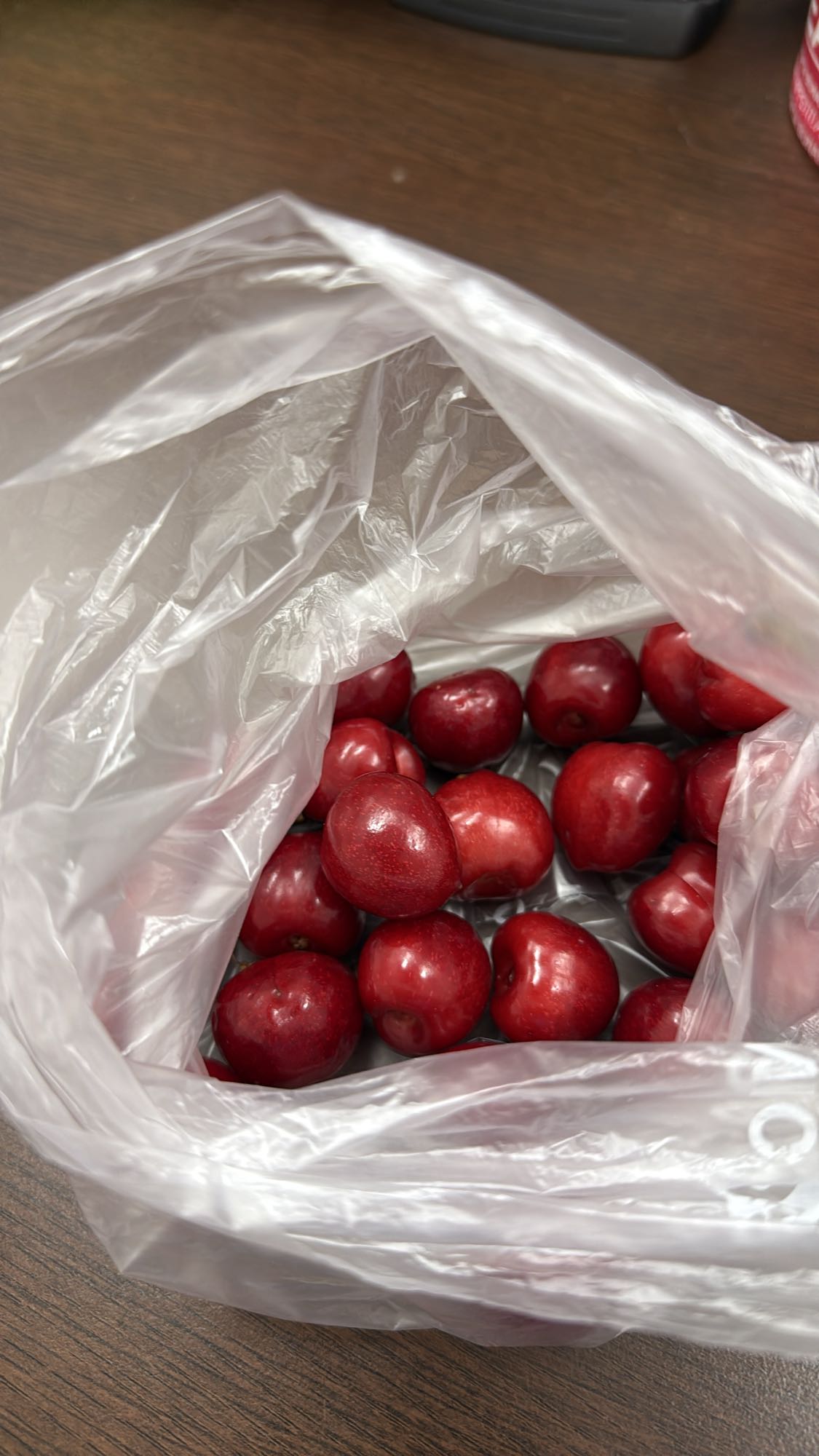 Prune roșii proaspete