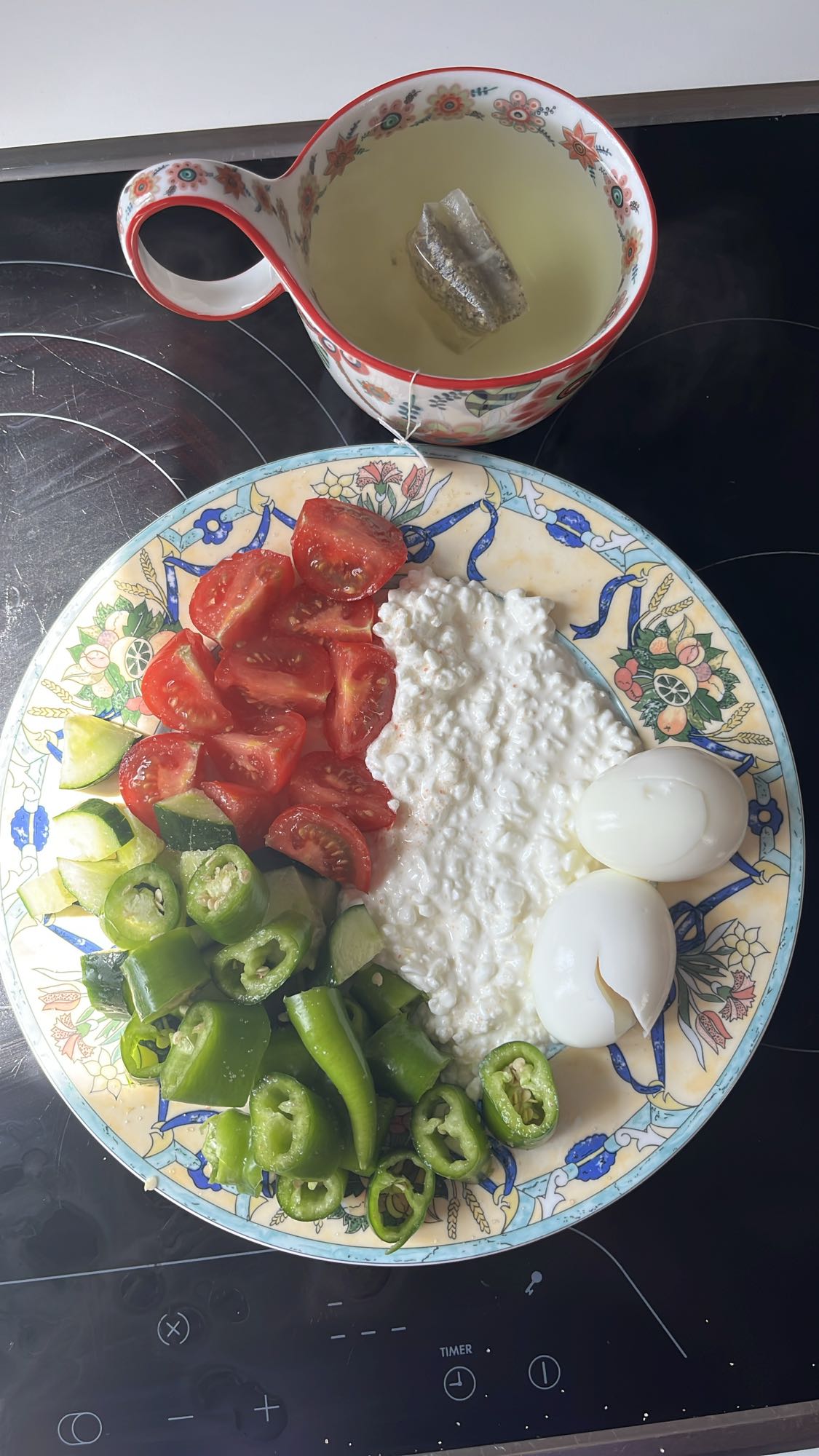 Kahvaltı tabağı ve yeşil çay