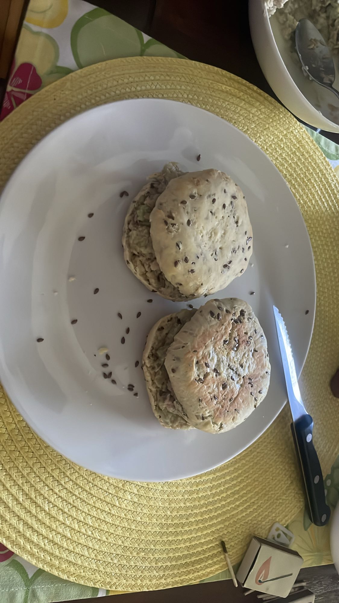 Bułeczki pszenne z siemię lniane z pastą z tuńczyka