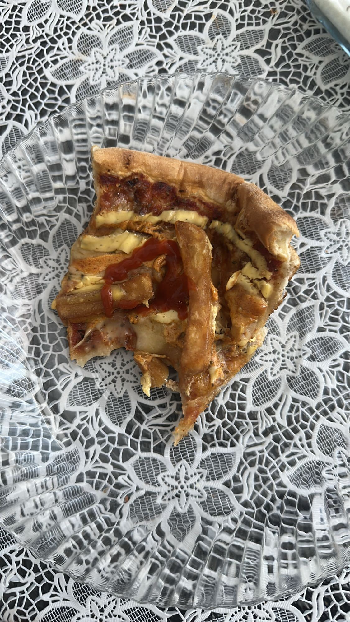 Pizza med pommes och ketchup