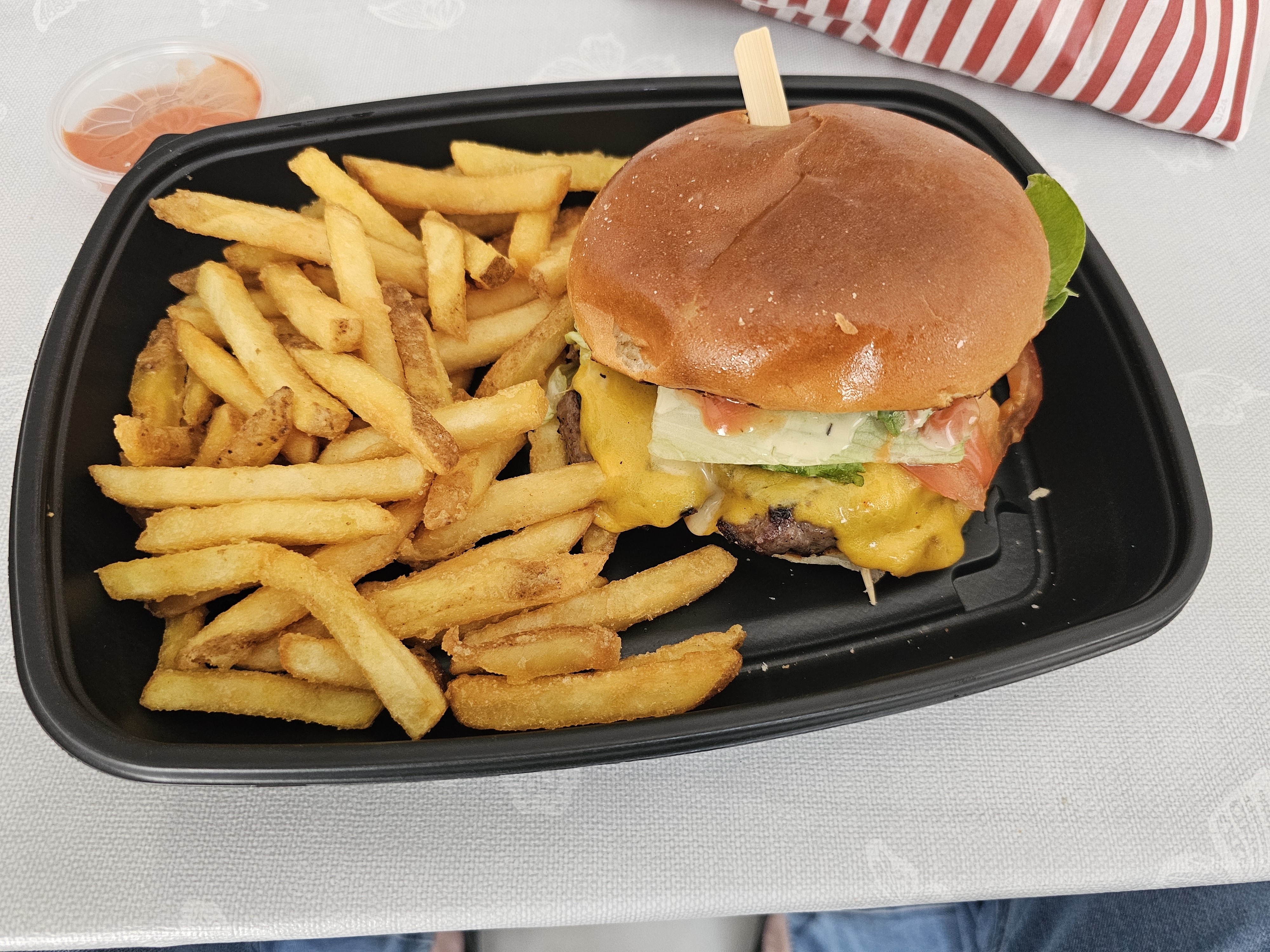 Cheeseburger mit Pommes