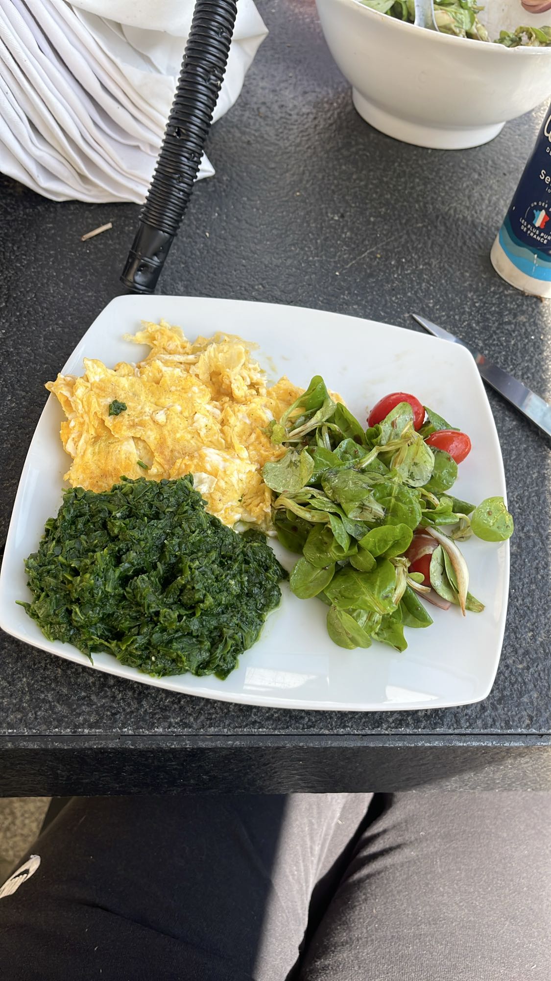 Oeufs brouillés, épinards, salade