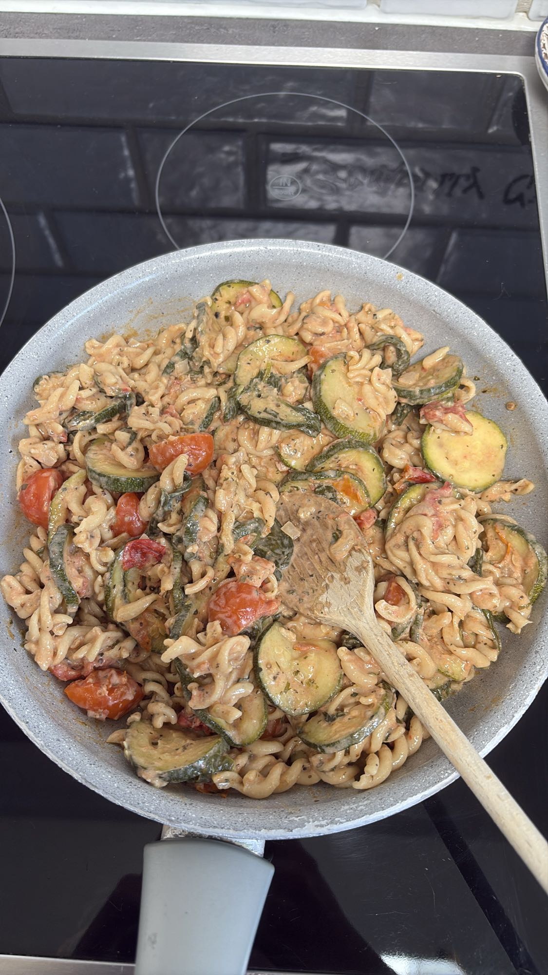 Pasta met courgette en tomaat