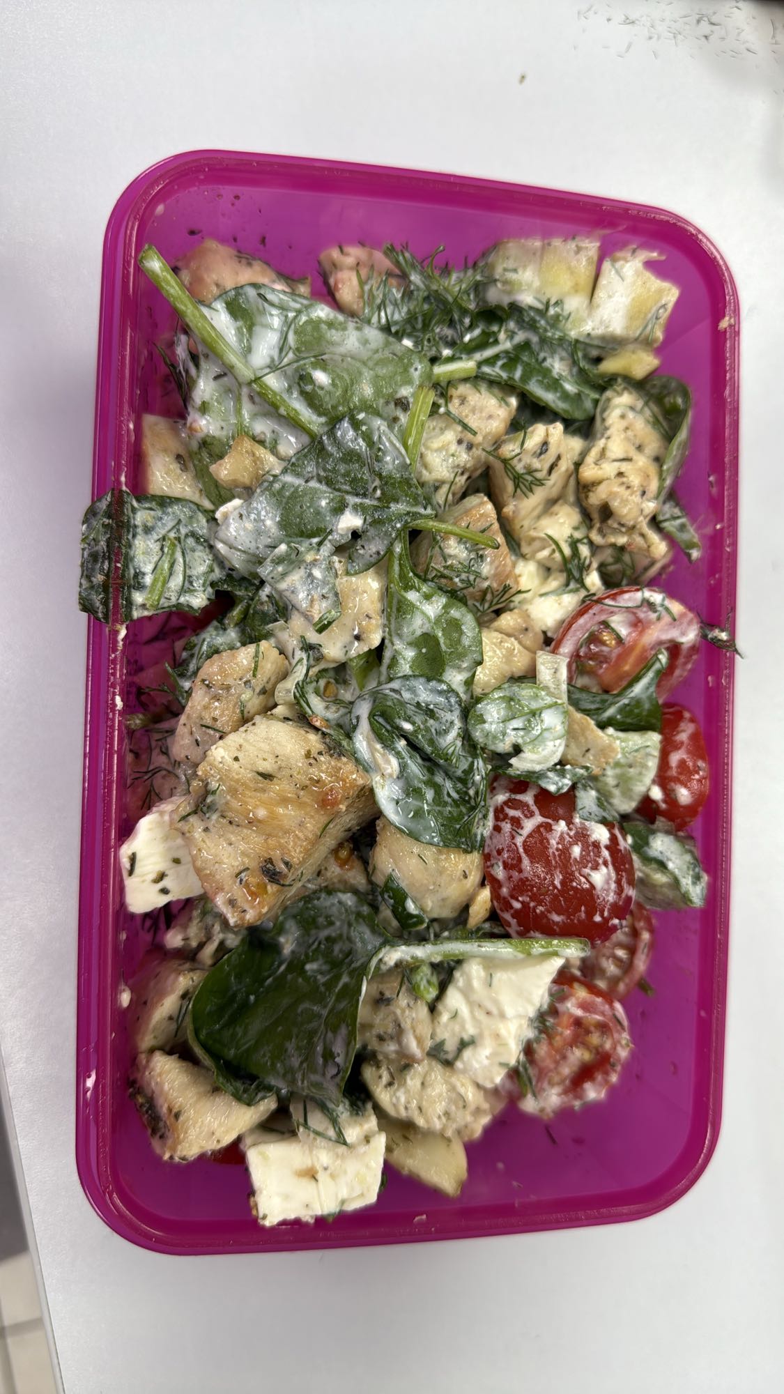 Salată cu pui și brânză