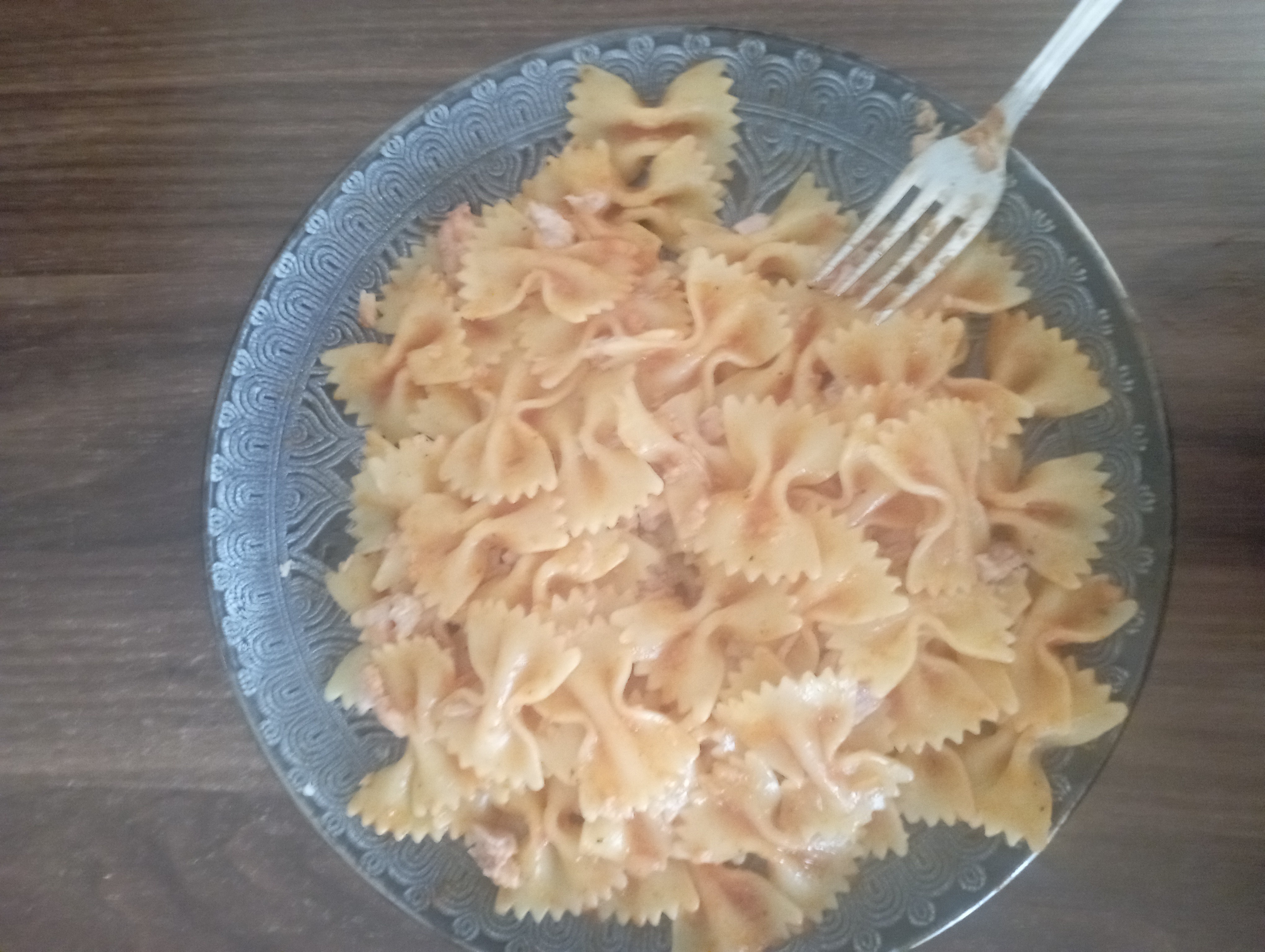 Pasta with tomato and tuna